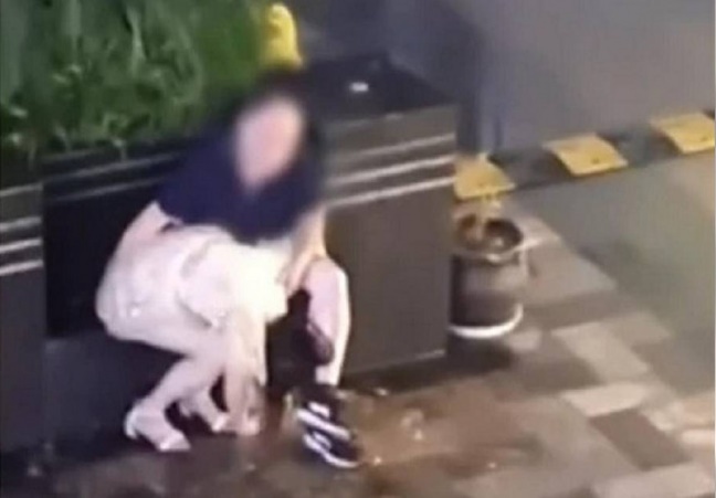 一名正妹疑似喝到爛醉，慘被變態大叔撿屍。（翻攝自微博）