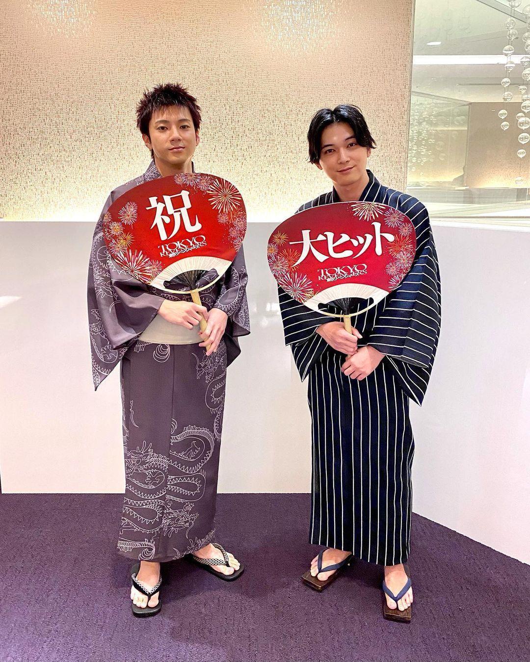 吉澤亮（右）日前受訪抱怨山田裕貴超難約，友情面臨危機。（翻攝自《東京復仇者》官方Instagram）