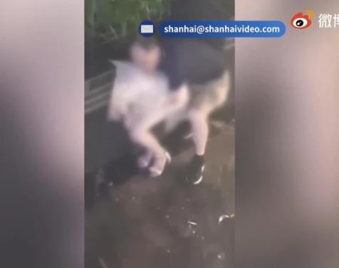 一名變態大叔試圖侵犯正妹。（翻攝自微博）