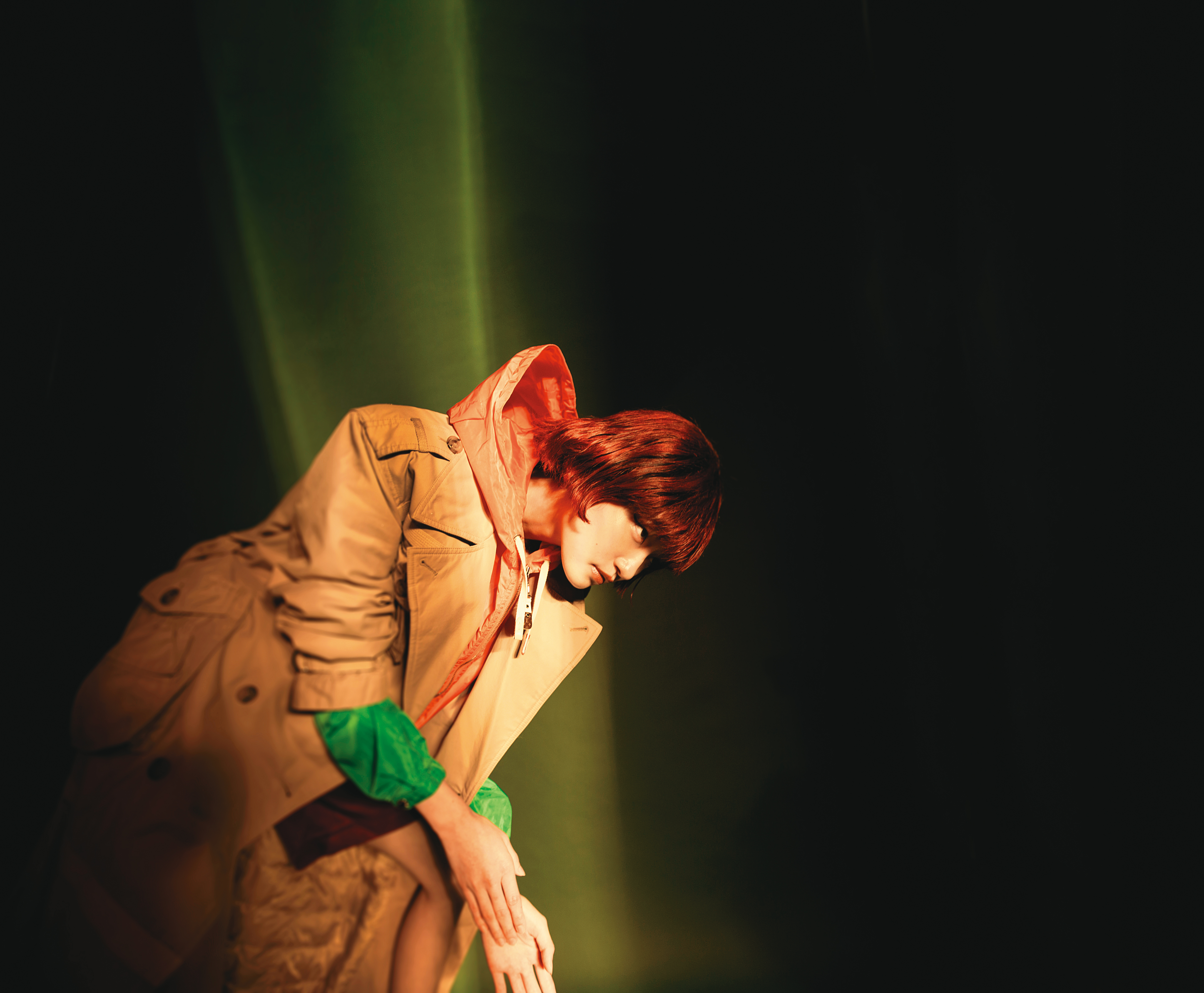 雙排釦長版風衣外套 NT$65,100 by 1 MONCLER JW ANDERSON；拼色連帽外套 價格店洽 by LOUIS VUITTON；運動短褲 價格店洽 by LOUIS VUITTON。