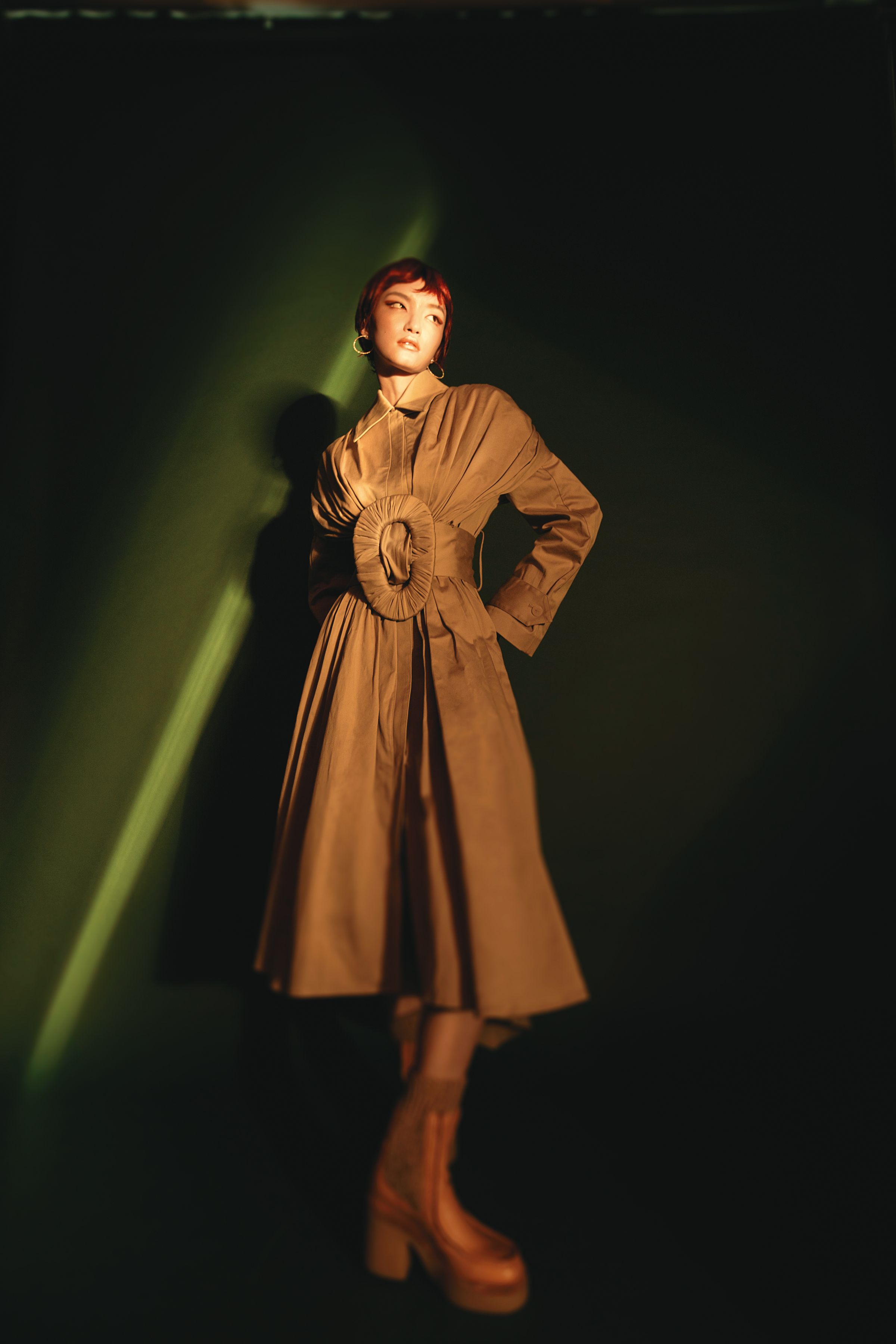 棉質帶釦風衣 價格店洽by LOEWE；Jamie棕色羊毛拼接短靴 NT$42,300 by Chloé；Classic Hoop耳環 NT$2,880 by whatever whatever。