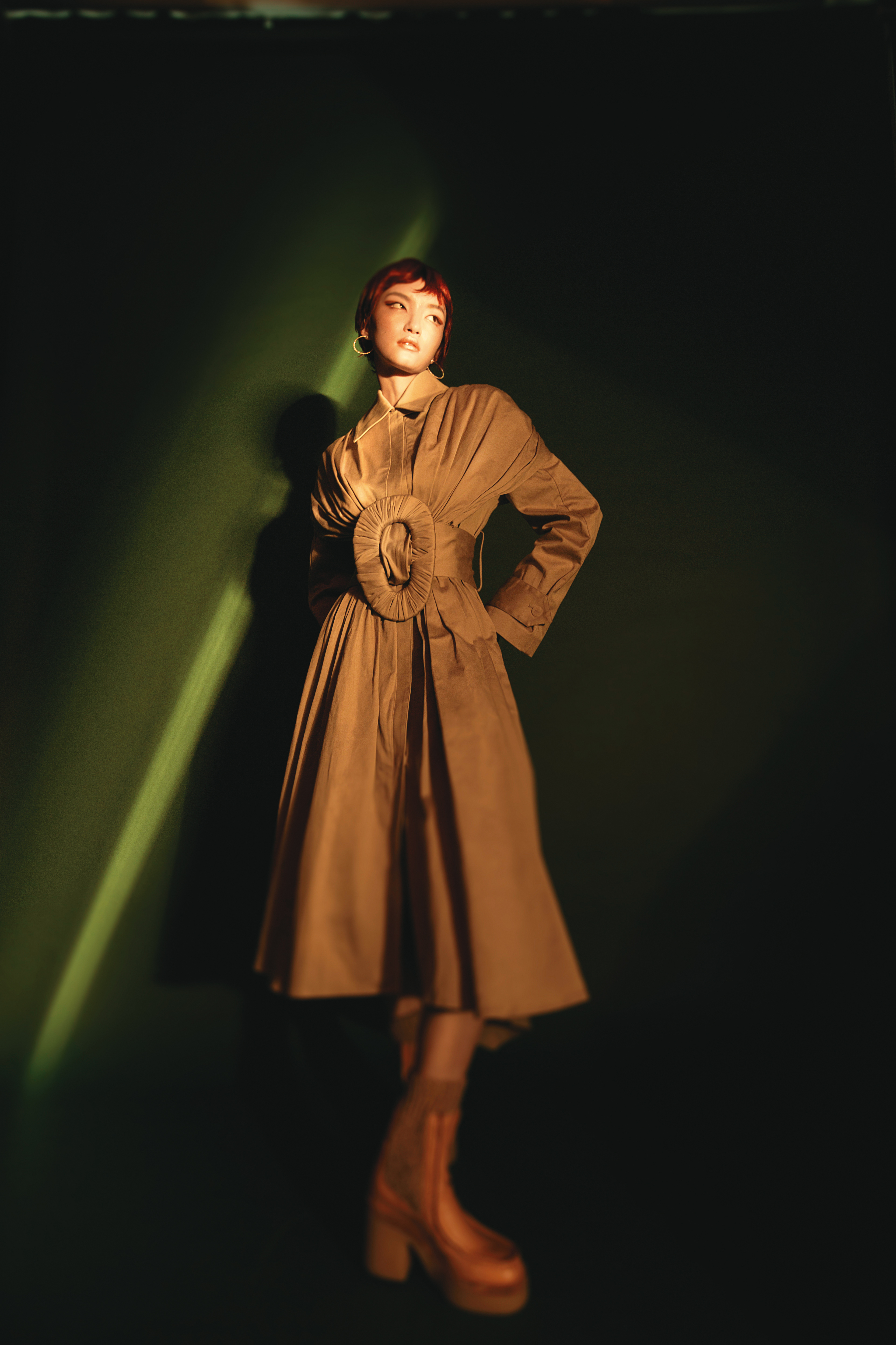 棉質帶釦風衣 價格店洽by LOEWE；Jamie棕色羊毛拼接短靴 NT$42,300 by Chloé；Classic Hoop耳環 NT$2,880 by whatever whatever。
