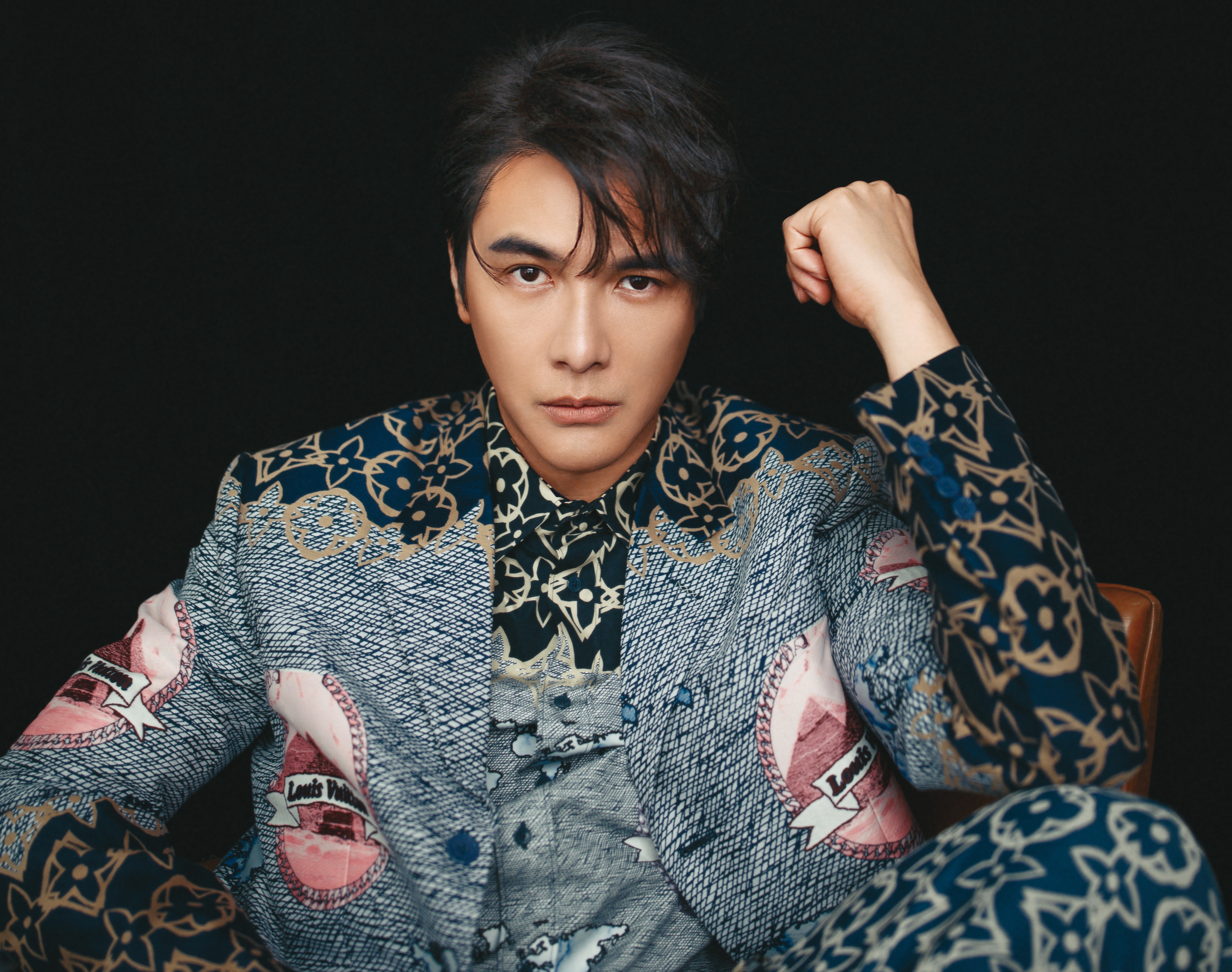 年紀帶來轉型的迫切感。有人跟謝佳見說，現在偶像劇都是年輕人在演了，謝佳見心裡會想：「都屁話！我們演員就是要演什麼像什麼。」他真心不想輸給年紀。