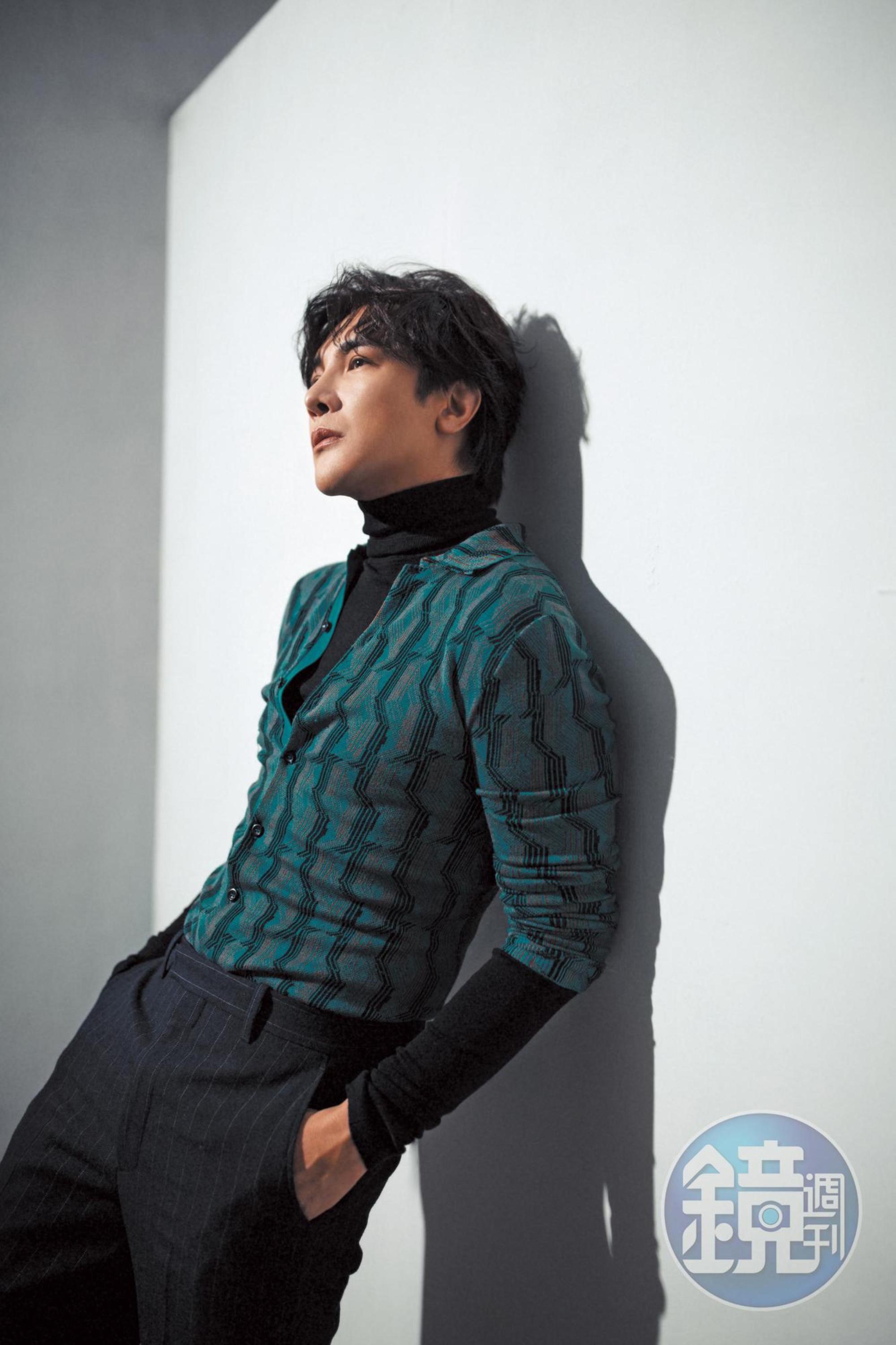 「我不想跟別人做一樣的事情,男生喜歡打籃球,我就偏不打。30歲要轉型我就偏不轉型⋯」到現在過40歲,謝佳見更想要忠於自己。