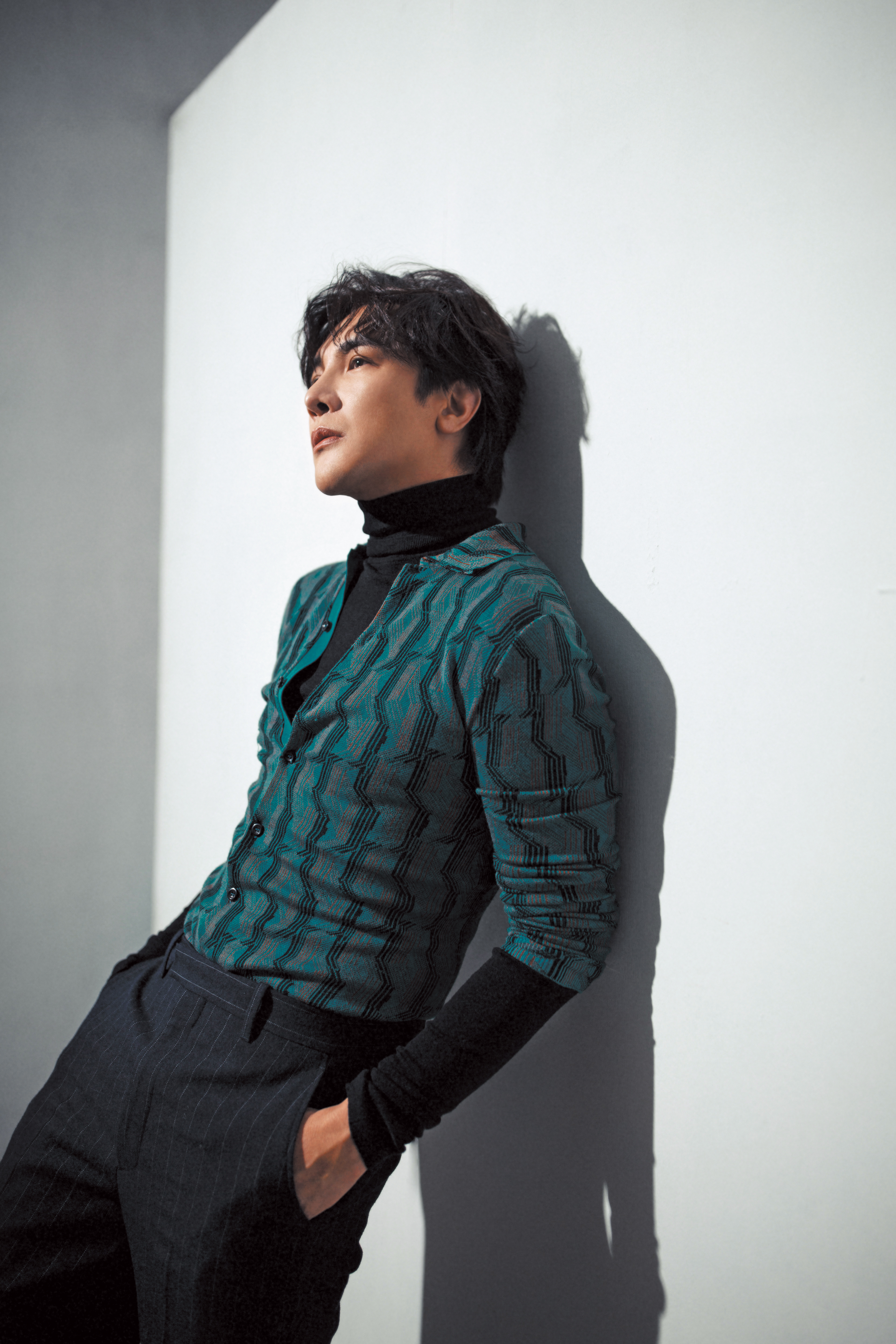 「我不想跟別人做一樣的事情，男生喜歡打籃球，我就偏不打。30歲要轉型我就偏不轉型⋯」到現在過40歲，謝佳見更想要忠於自己。