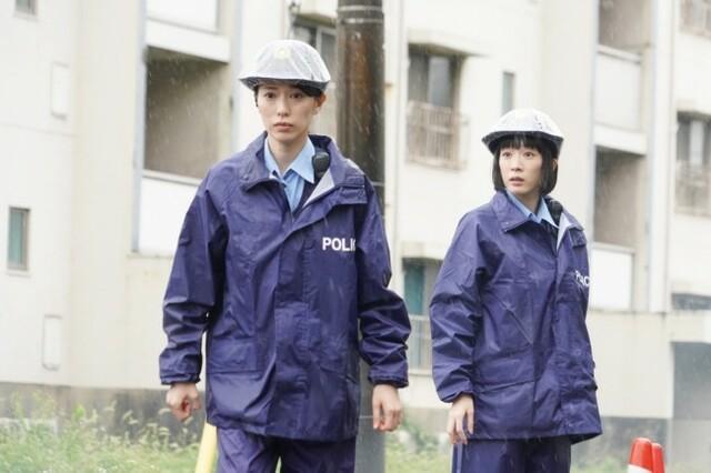 《秘密內幕-女警的反擊-》最新一集中,戶田惠梨香(左)和永野芽郁一起出任務到車禍現場,發現嬰兒當場飛出車外死亡。(翻攝自crankin)