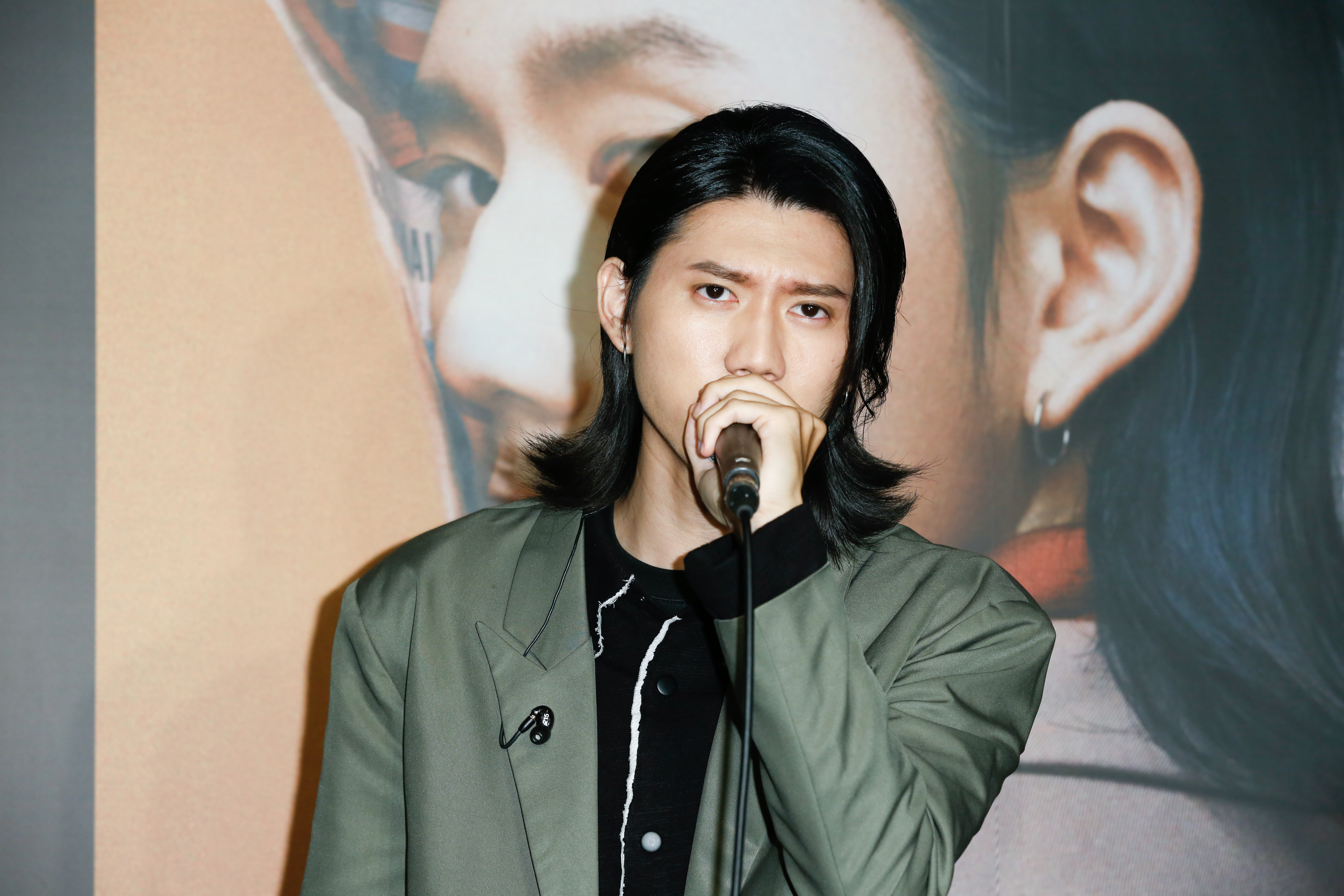 Ray黃霆睿《fff》發片記者會，投入演唱新歌〈來不及說再見〉。