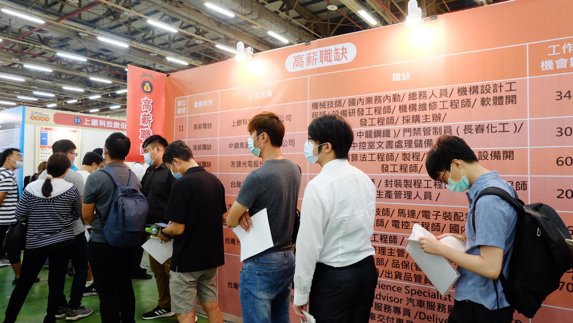 01.	市府團隊在活動現場設置風能、跨國、在地、光電及無煙囪產業專區。
