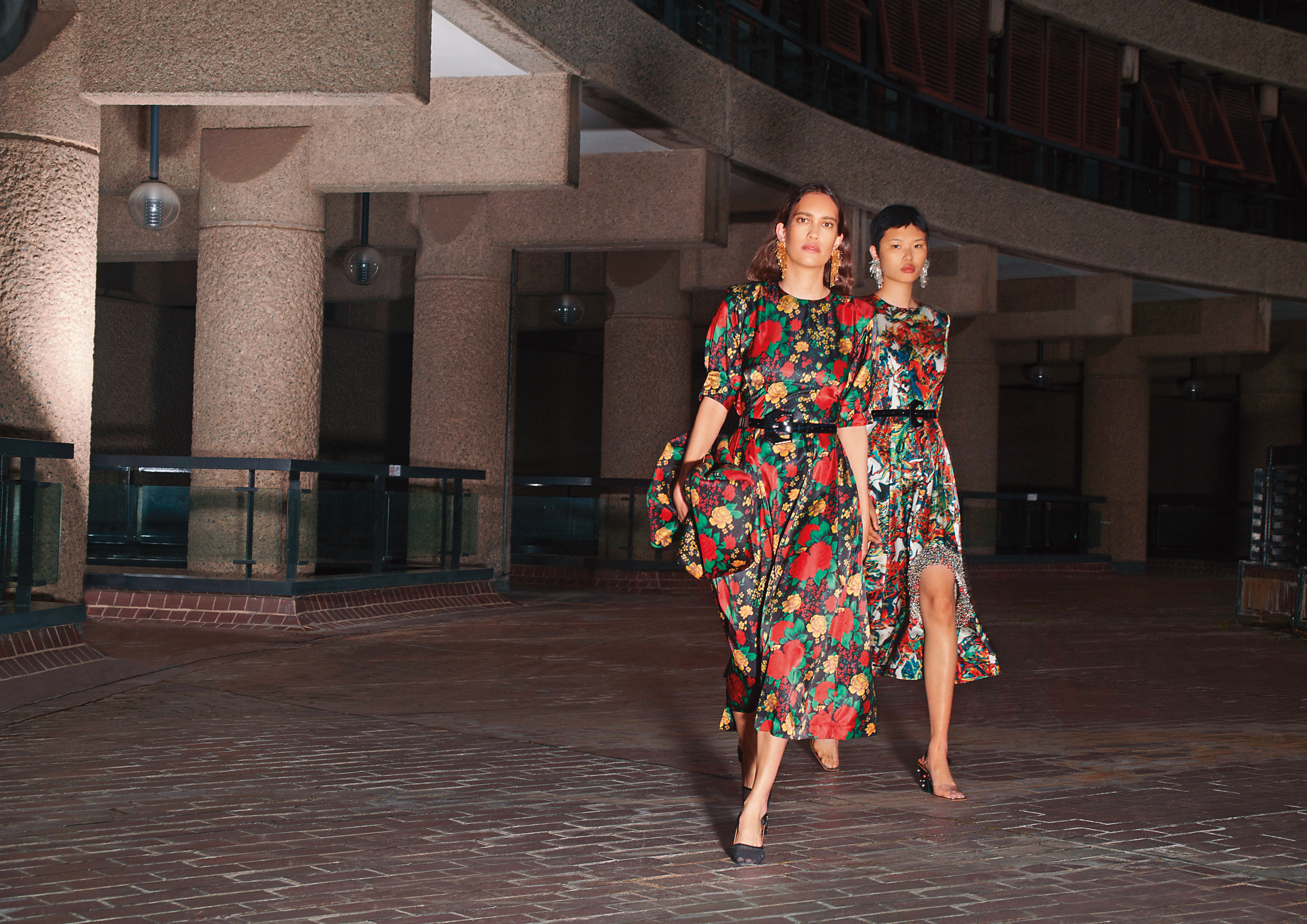 本次廣告形象以倫敦巴比肯屋村的粗獷建築風貌作為拍攝背景，呼應精緻俐落的剪裁風格和搶眼生動的配飾。（H&M提供）