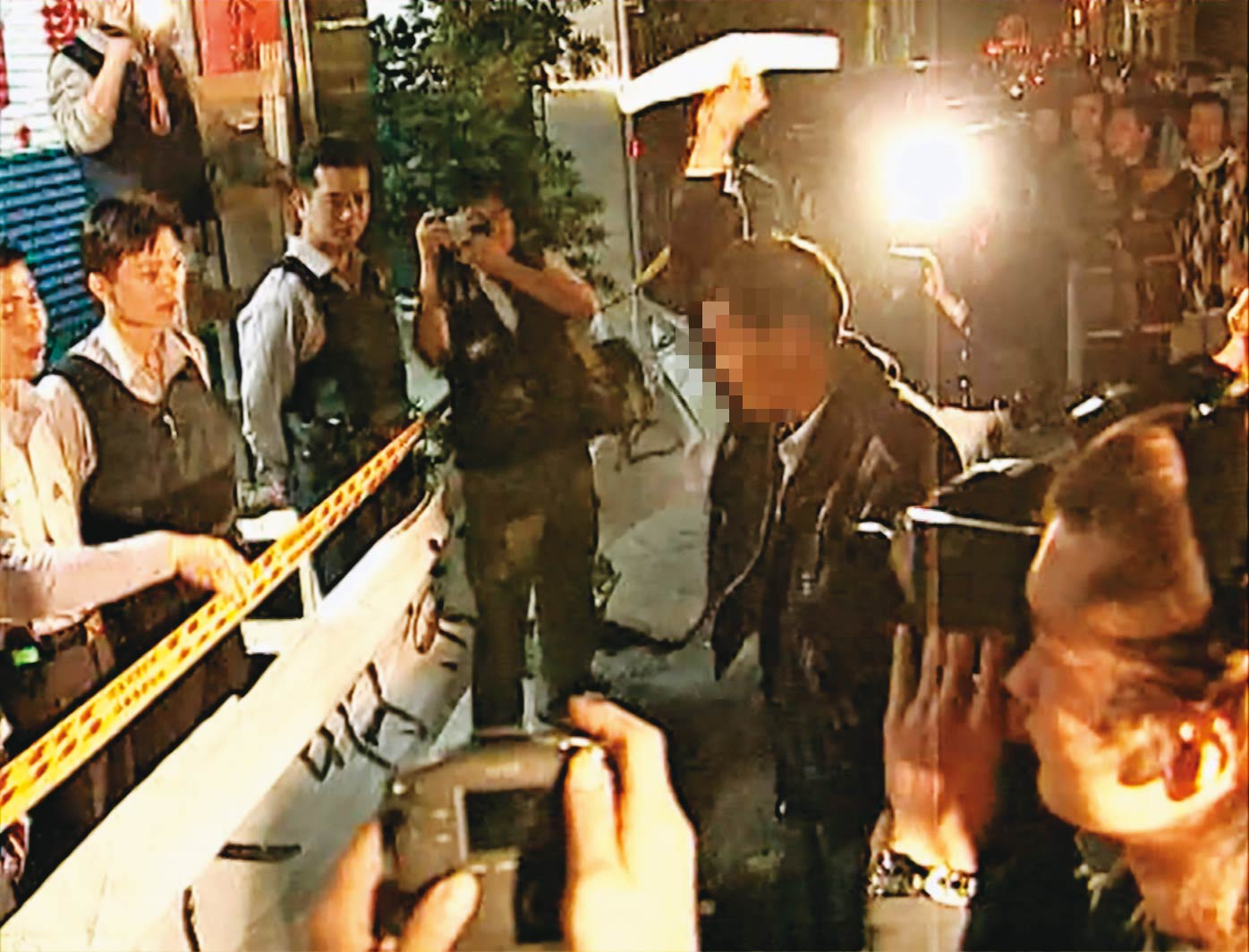 黃兆能家屬到陳家抗議，怒控陳添松是苗栗鄭太吉。（東森新聞提供）