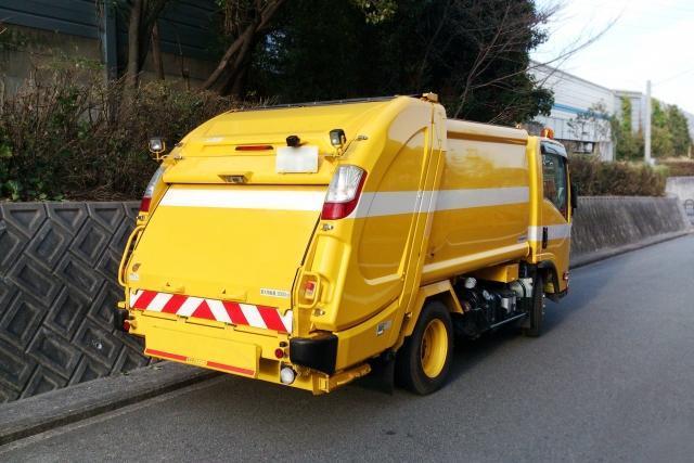 垃圾車駕駛按了一聲氣音喇叭,一旁的老翁竟倒地身亡,示意圖。(photo-ac)