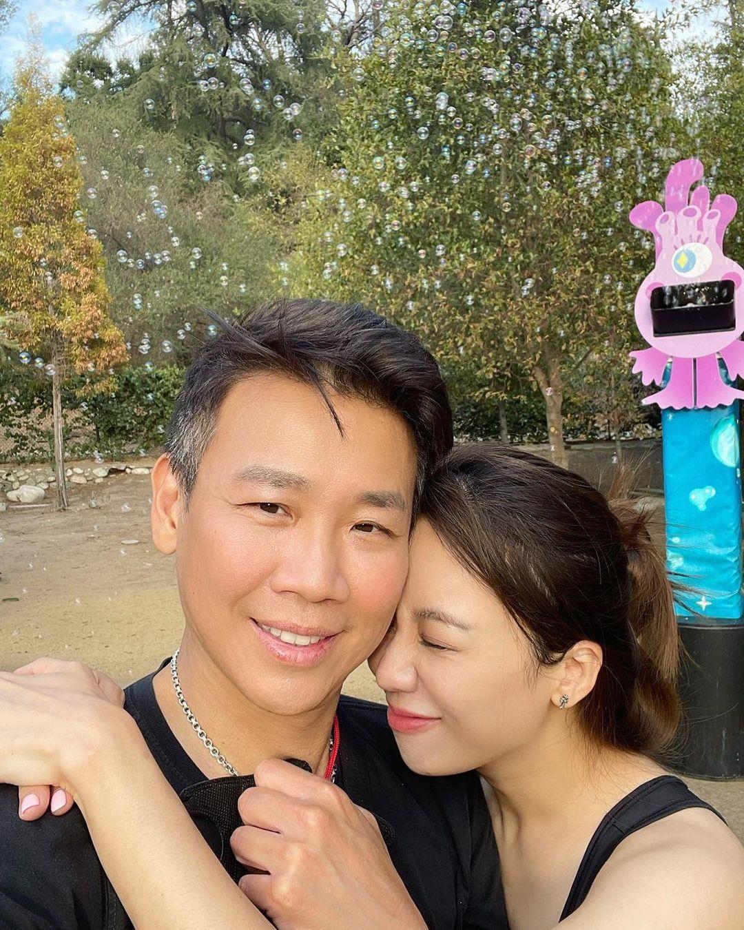 愛妻江佩蓉(Penny Chiang)與陶喆愛相隨共赴美國陪伴錄製新專輯。(翻攝陶喆IG)