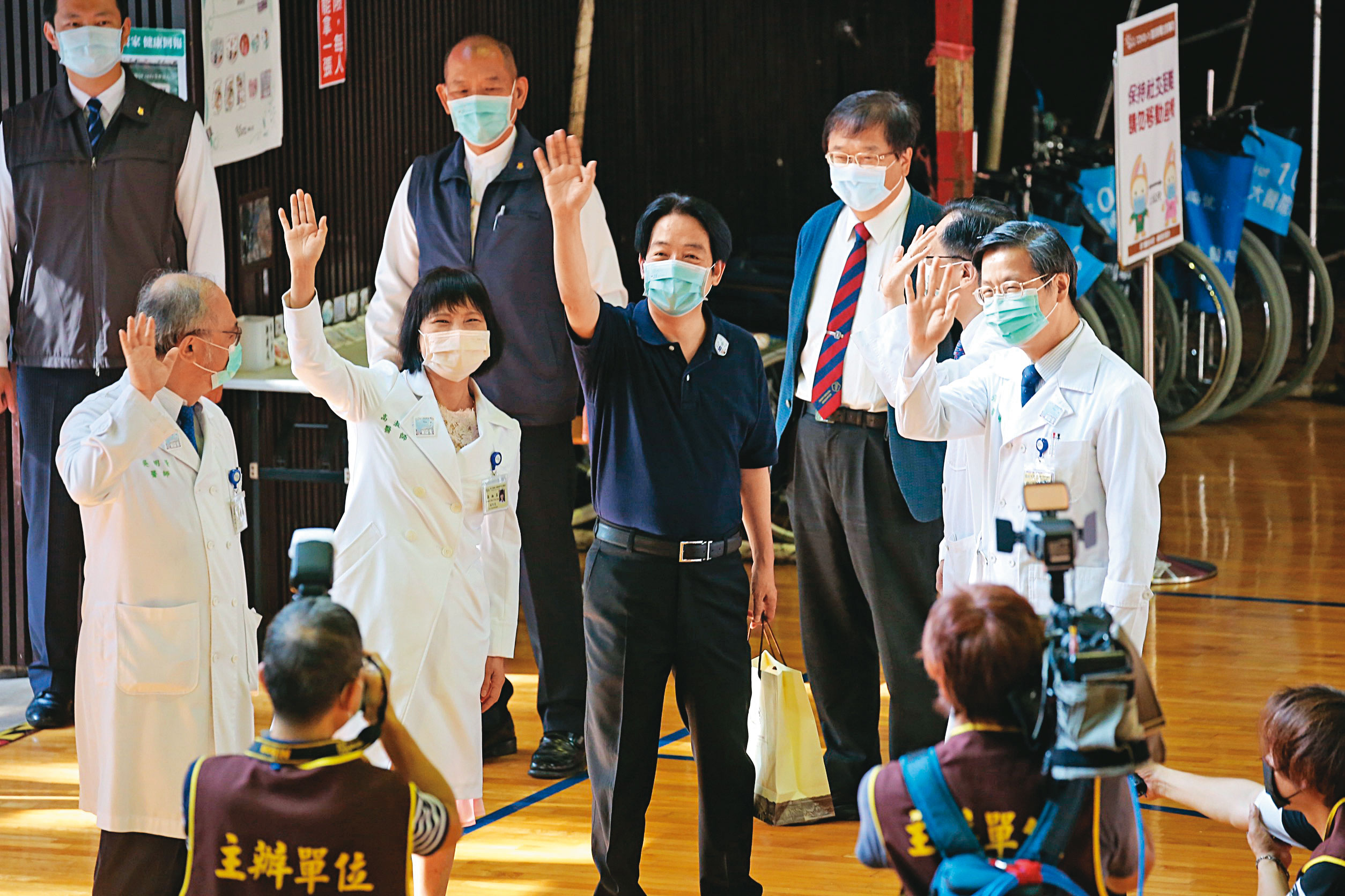 賴清德就任副總統後，謹守低調分寸，疫情期間更是深居簡出。圖為他27日到台大醫院施打高端疫苗。