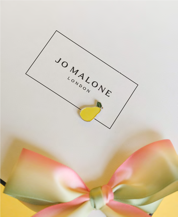 限量英國梨與小蒼蘭別針限定包裝。(Jo Malone London提供)