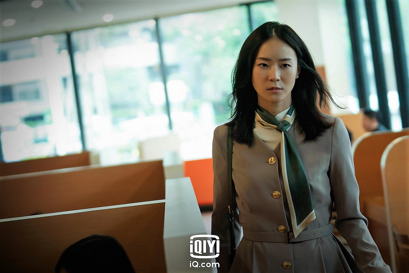 鍾瑶首度詮釋空姐角色，曾當過模特兒的她，儀態優雅非常專業。（圖／愛奇藝國際站提供）