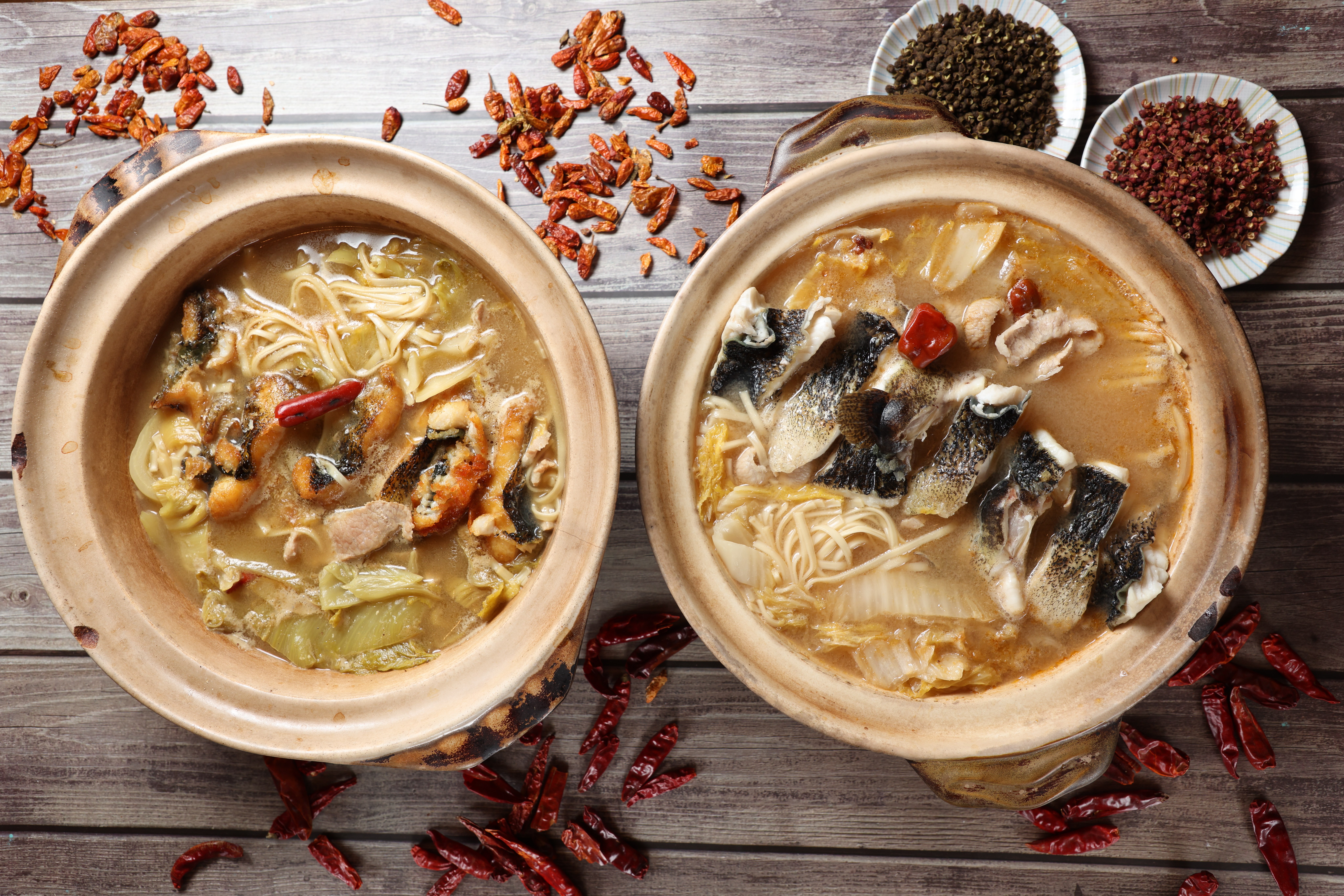 連續4年獲得台灣唯一米其林三星的「頤宮」，兩位主廚陳偉強與陳泰榮對同一道菜各有詮釋，陳偉強的是改良自酸菜鯽魚的「酸菜筍殼魚麵」（左），陳泰榮的叫做「酸白菜筍殼魚麵」（右），各有特色。