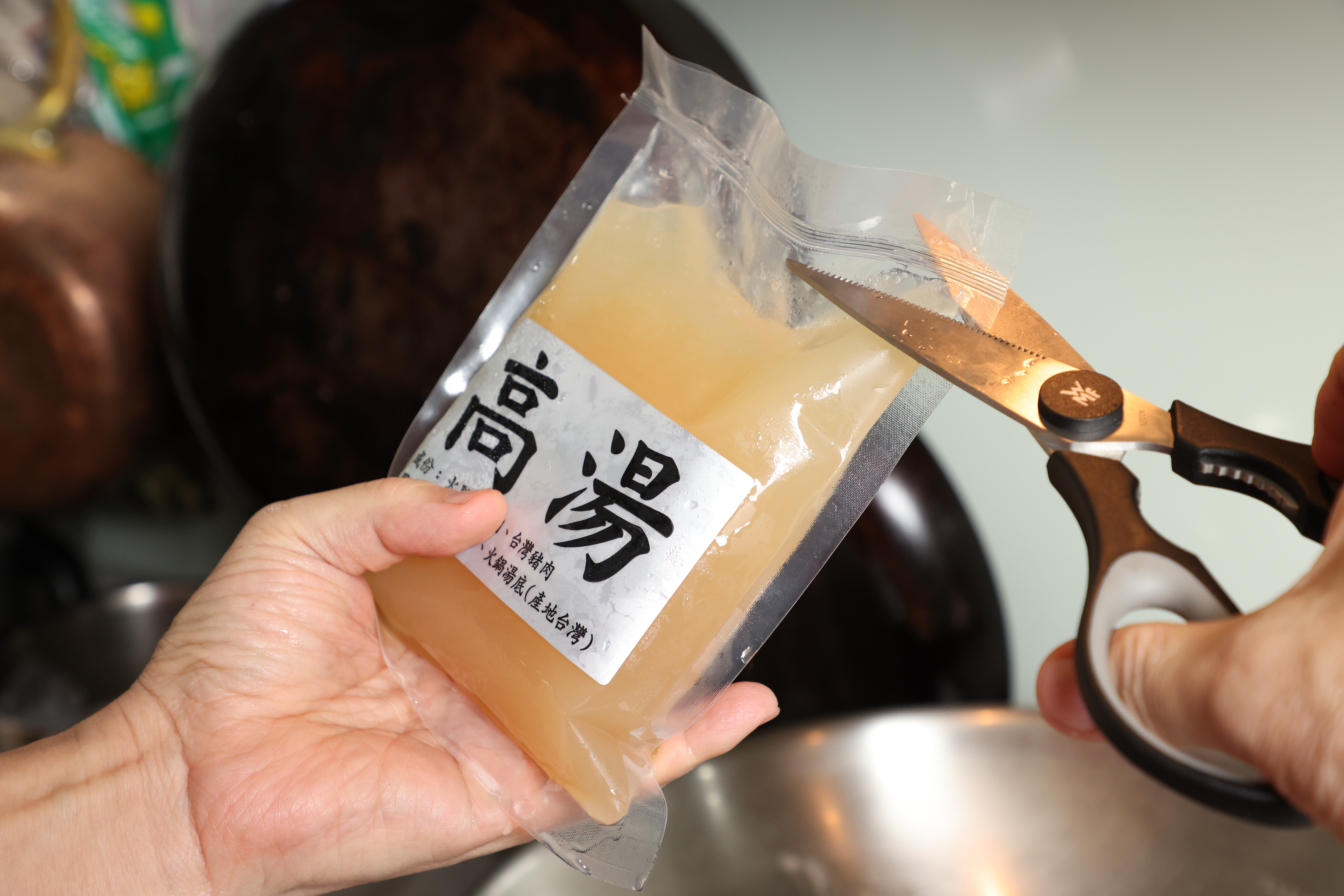 加高湯，我用WMF的剪刀，好用。（打書）
