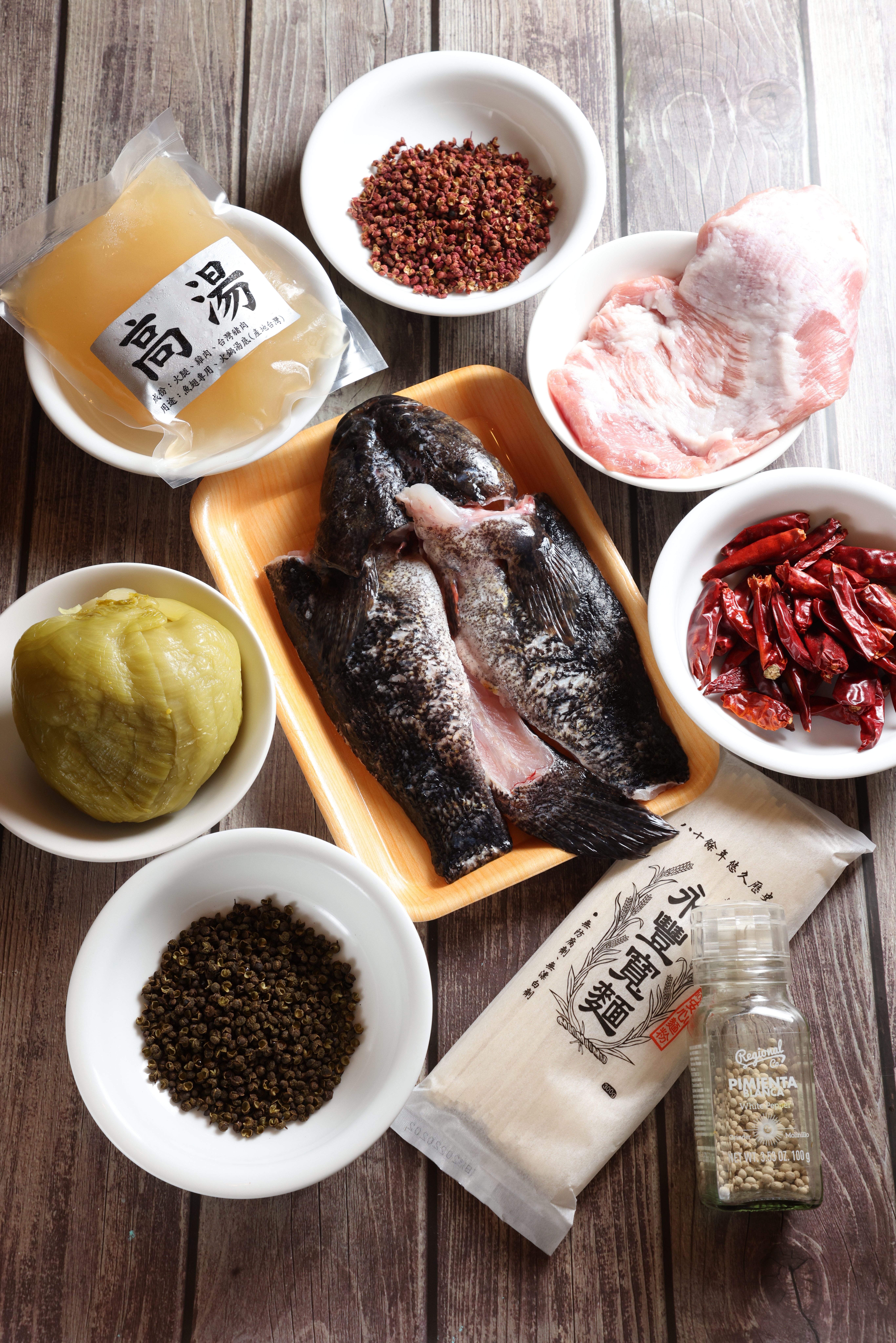 陳偉強版酸菜筍殼魚麵用的食材，前面是青色花椒，他會加撒白胡椒。