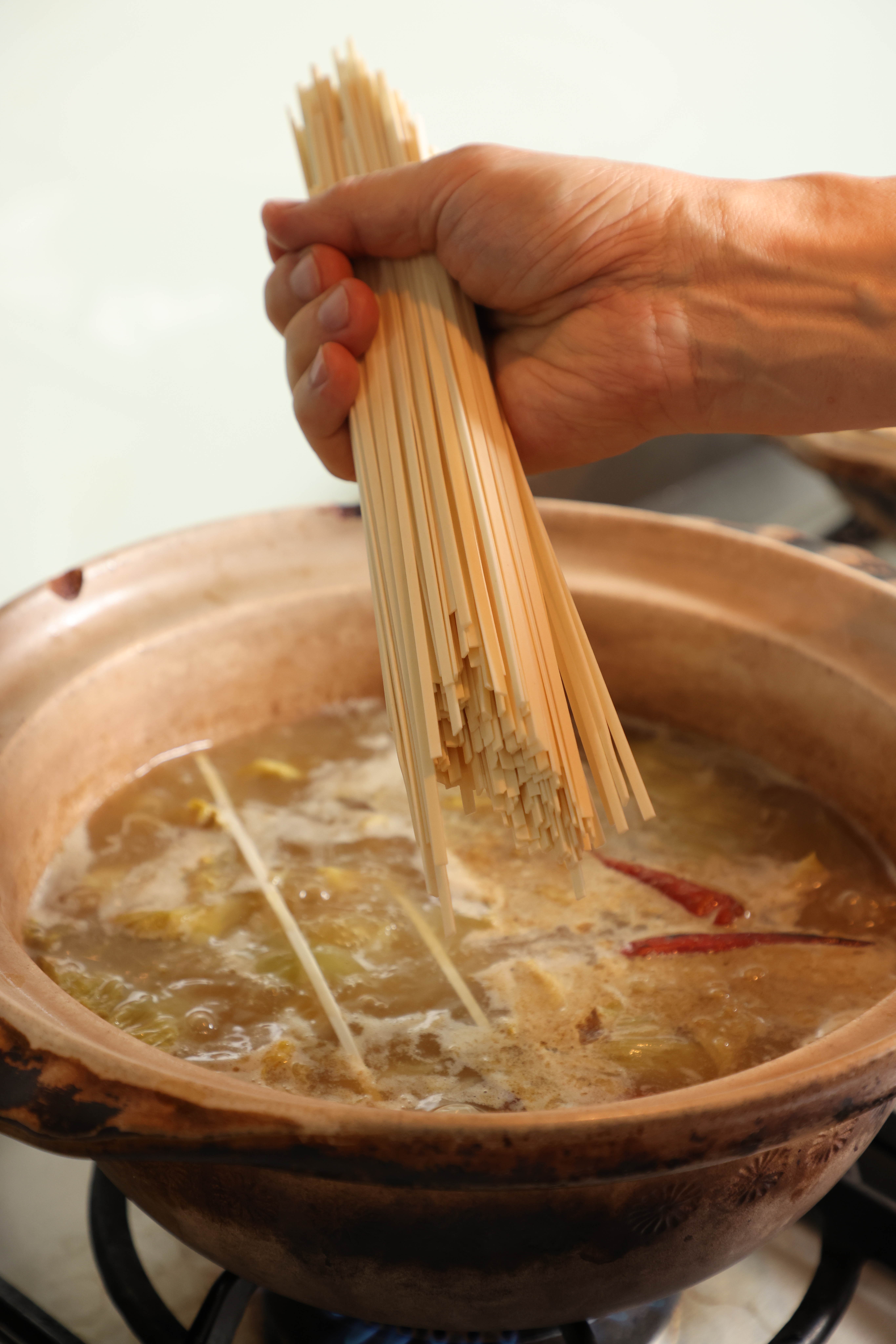 麵條放入鍋中。