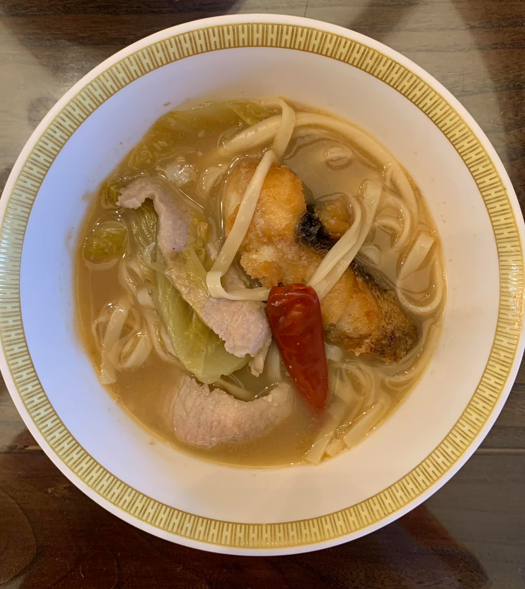 麻辣酸香的酸菜筍殼魚麵。