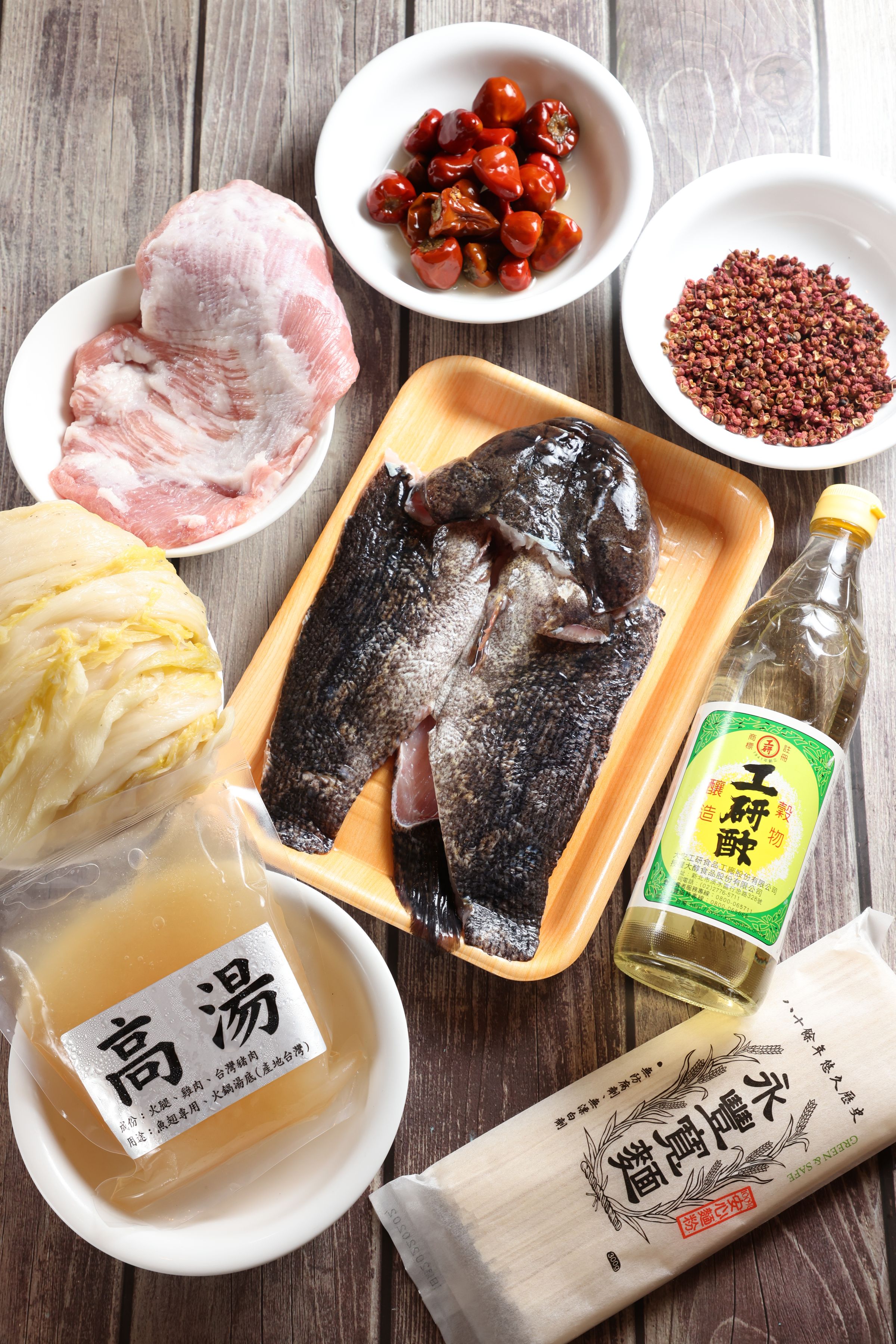 陳泰榮版酸白菜筍殼魚麵需要的所有食材。