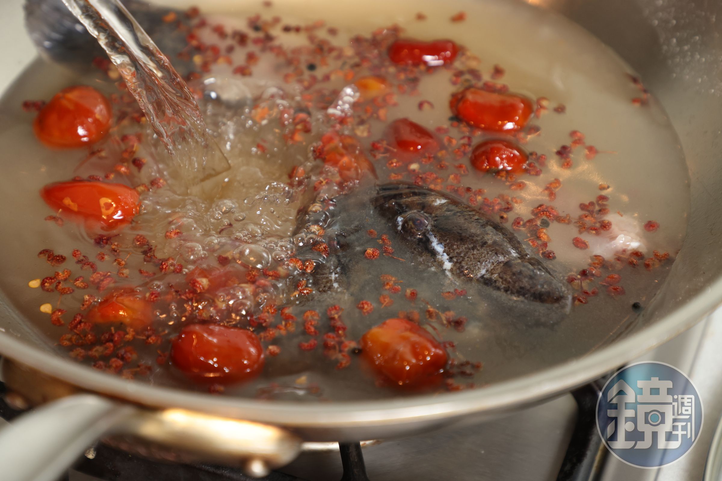放入魚頭、魚骨，小火煨煮。