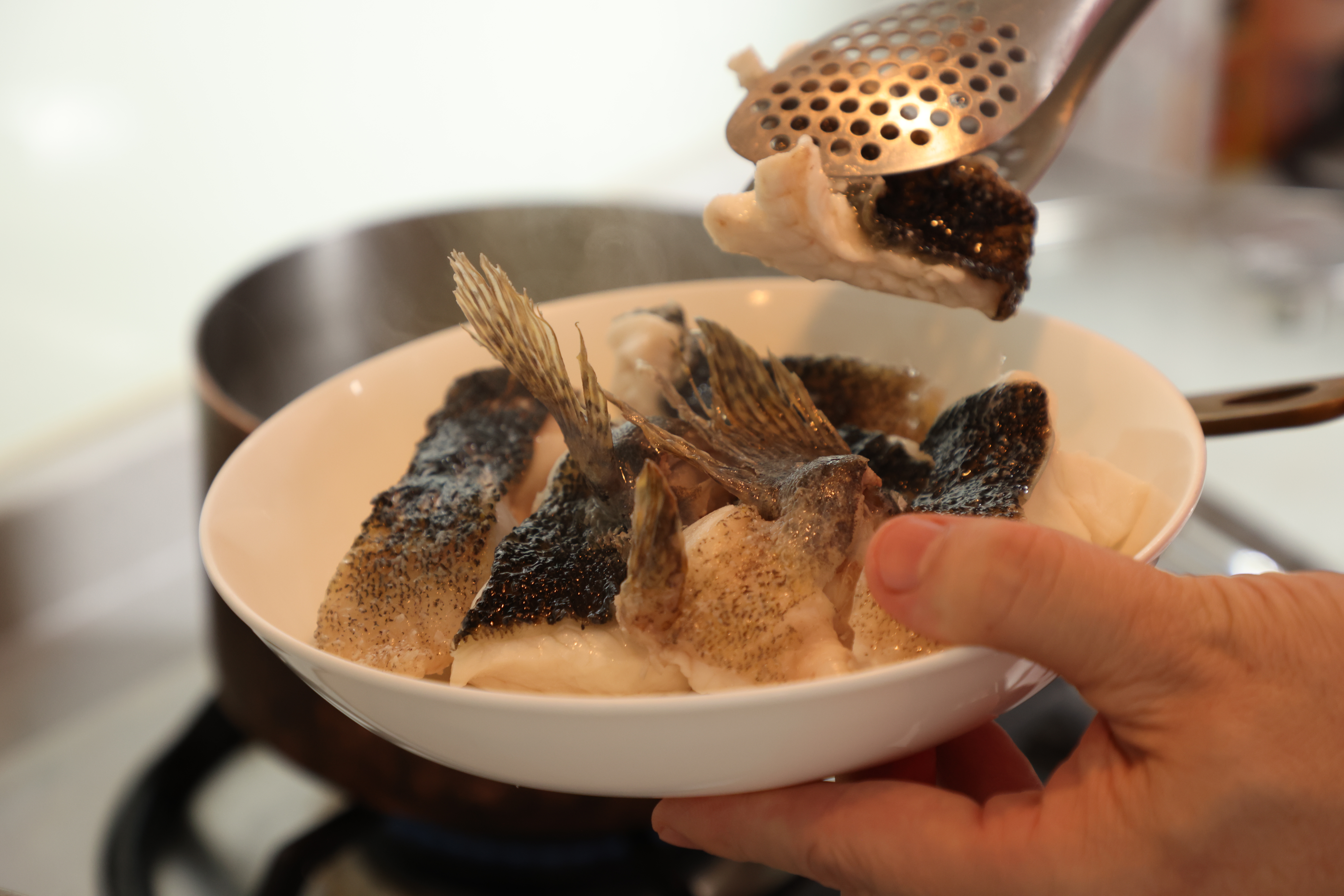 魚塊煮到8分熟。