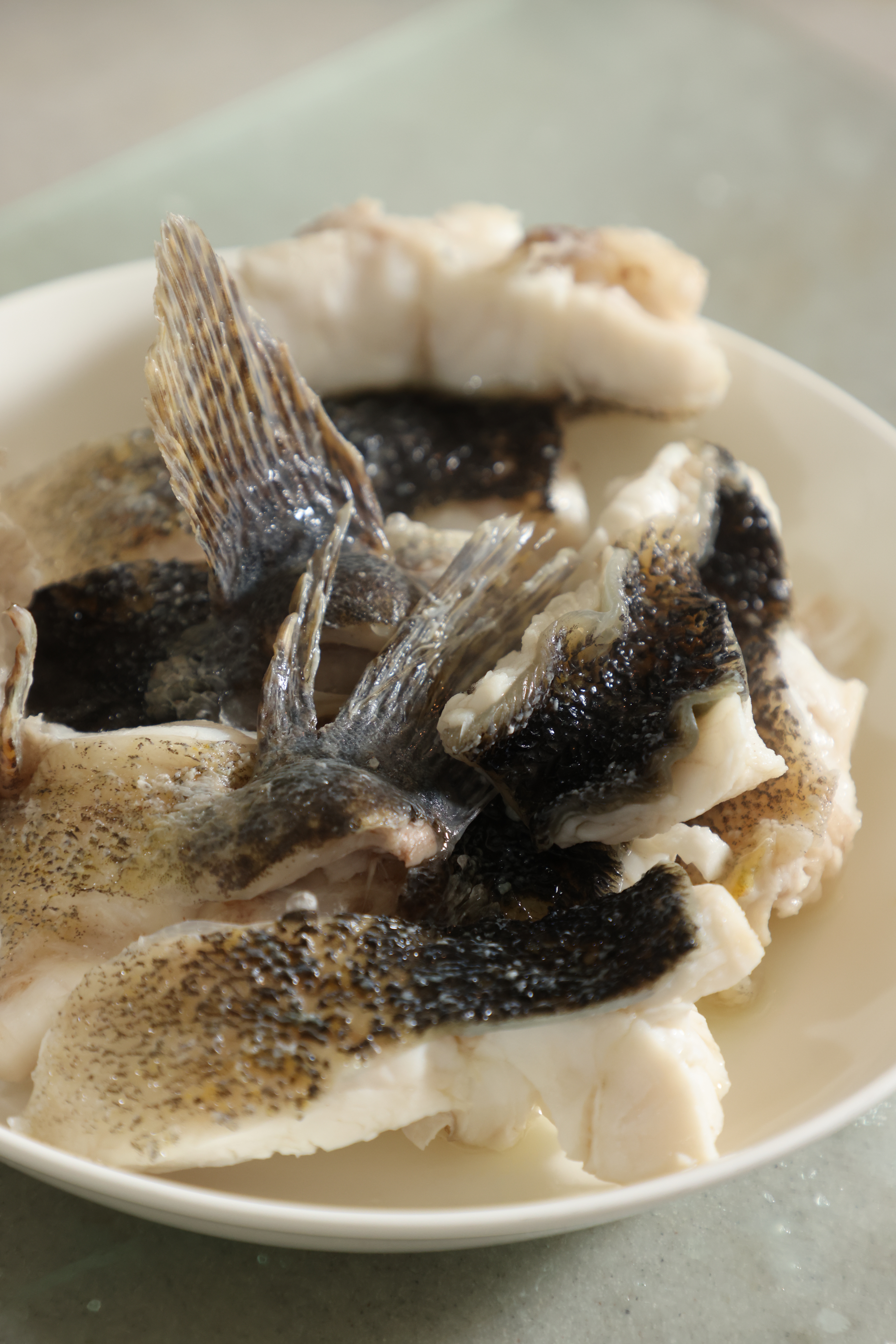 將魚塊撈起備用。