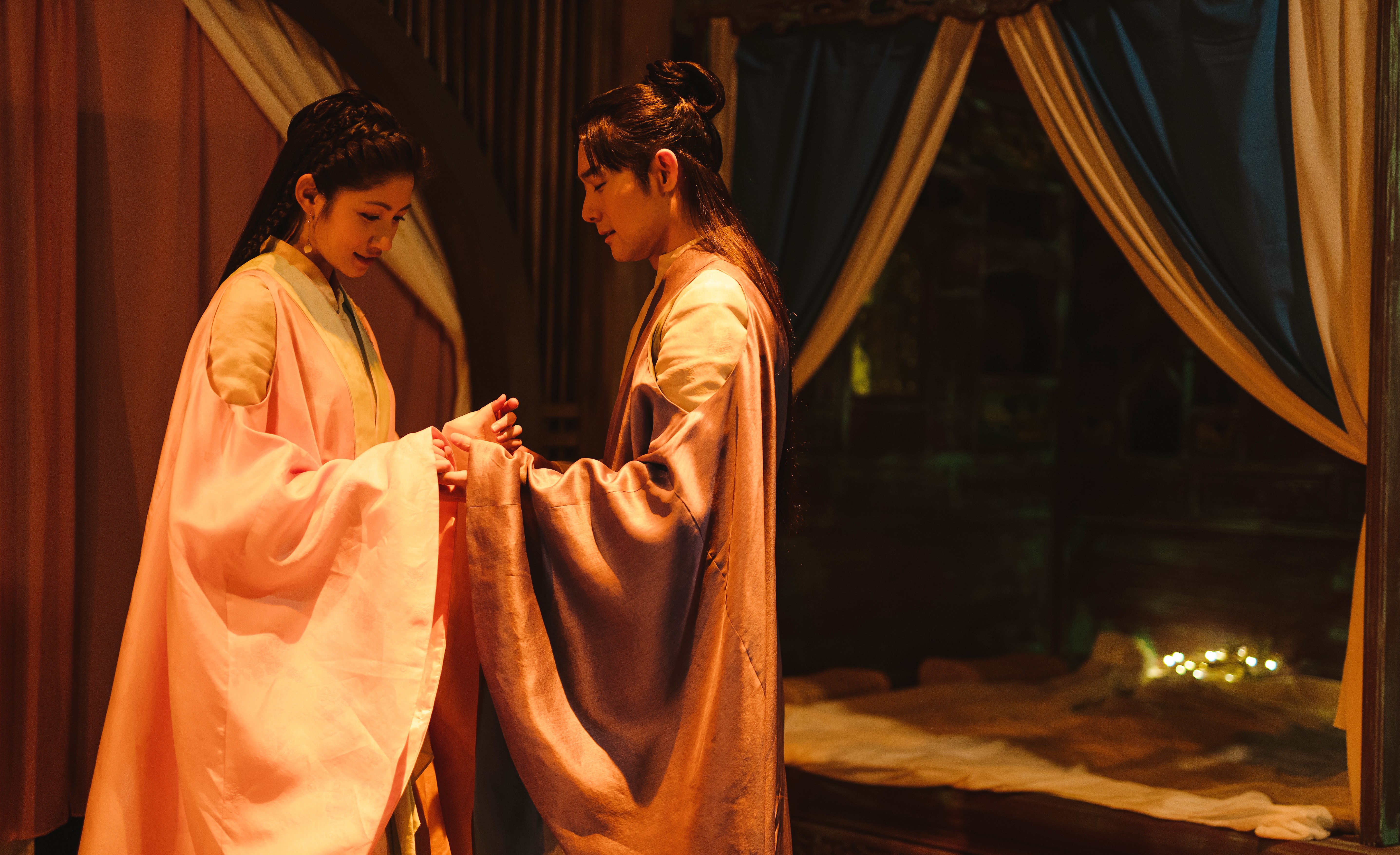 李千那（左）與施易男在《孟婆客棧》全是梁山伯與祝英台。（圖：公視台語台提供）