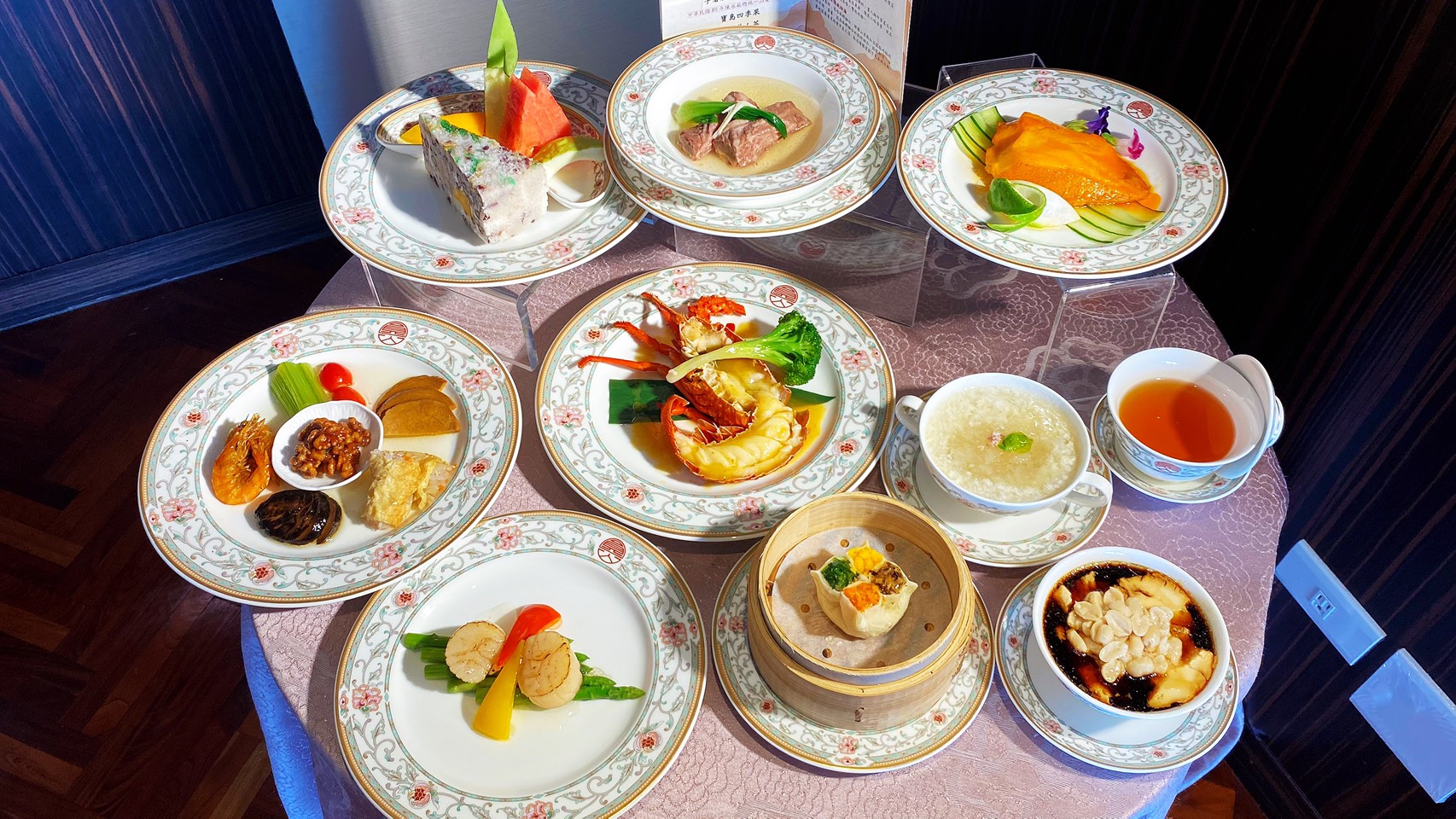 遊客可藉由「餐飲」和「商品」兌換券,享用圓山美食和購物。(圓山飯店提供)