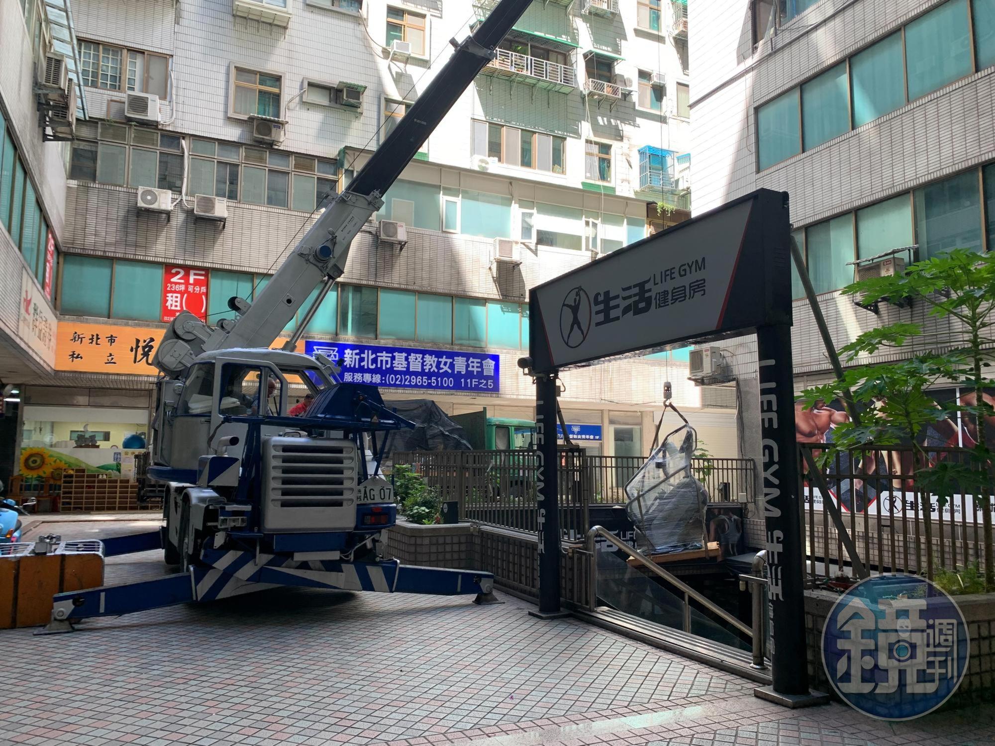 板橋「LifeGym生活健身房」倒閉消費者要求退款求助無門，今（28日）上午民眾目擊多名工人至健身房搬運器材。（讀者提供）