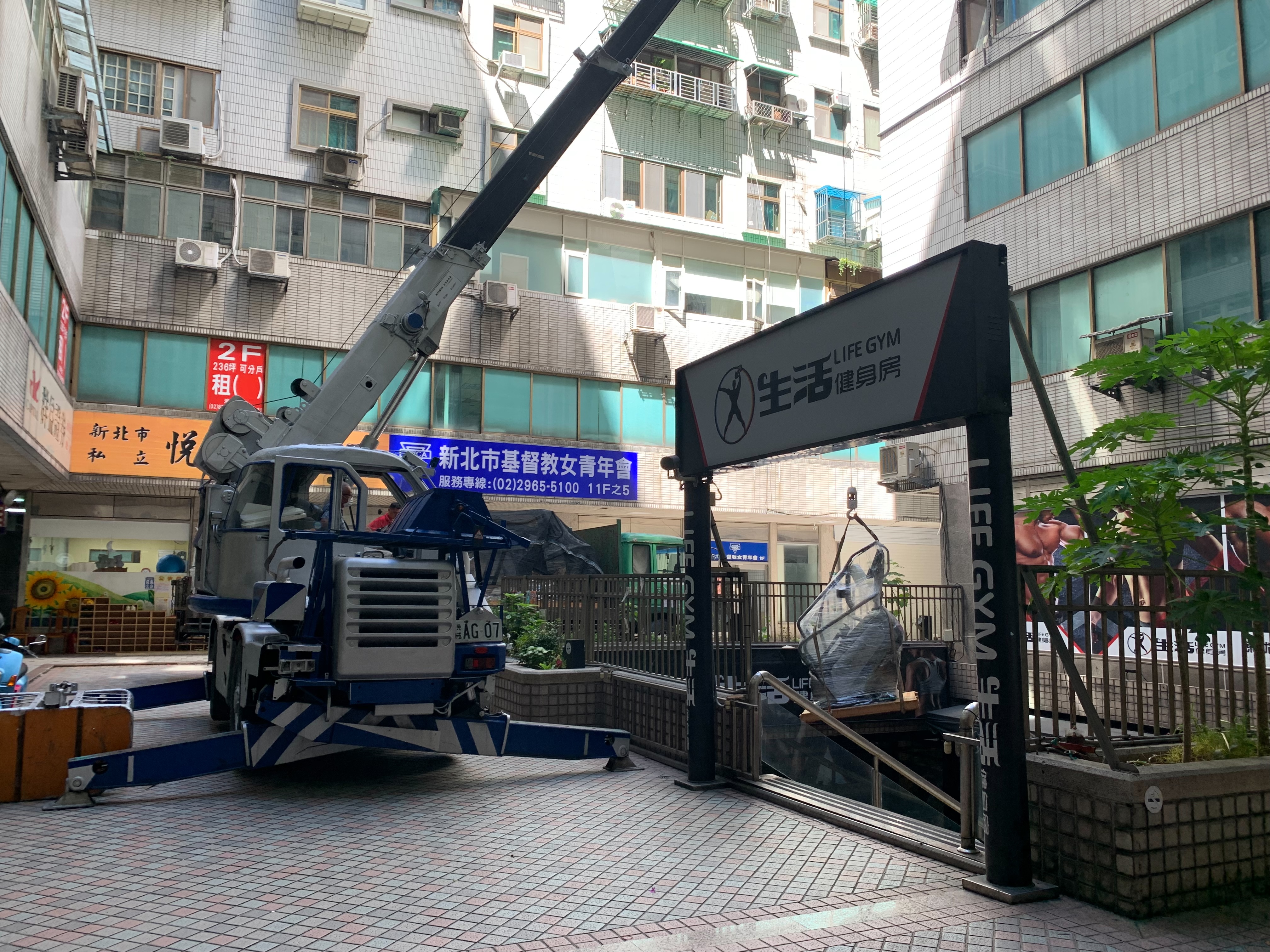 板橋「LifeGym生活健身房」倒閉消費者要求退款求助無門,今(28日)上午民眾目擊多名工人至健身房搬運器材。(讀者提供)