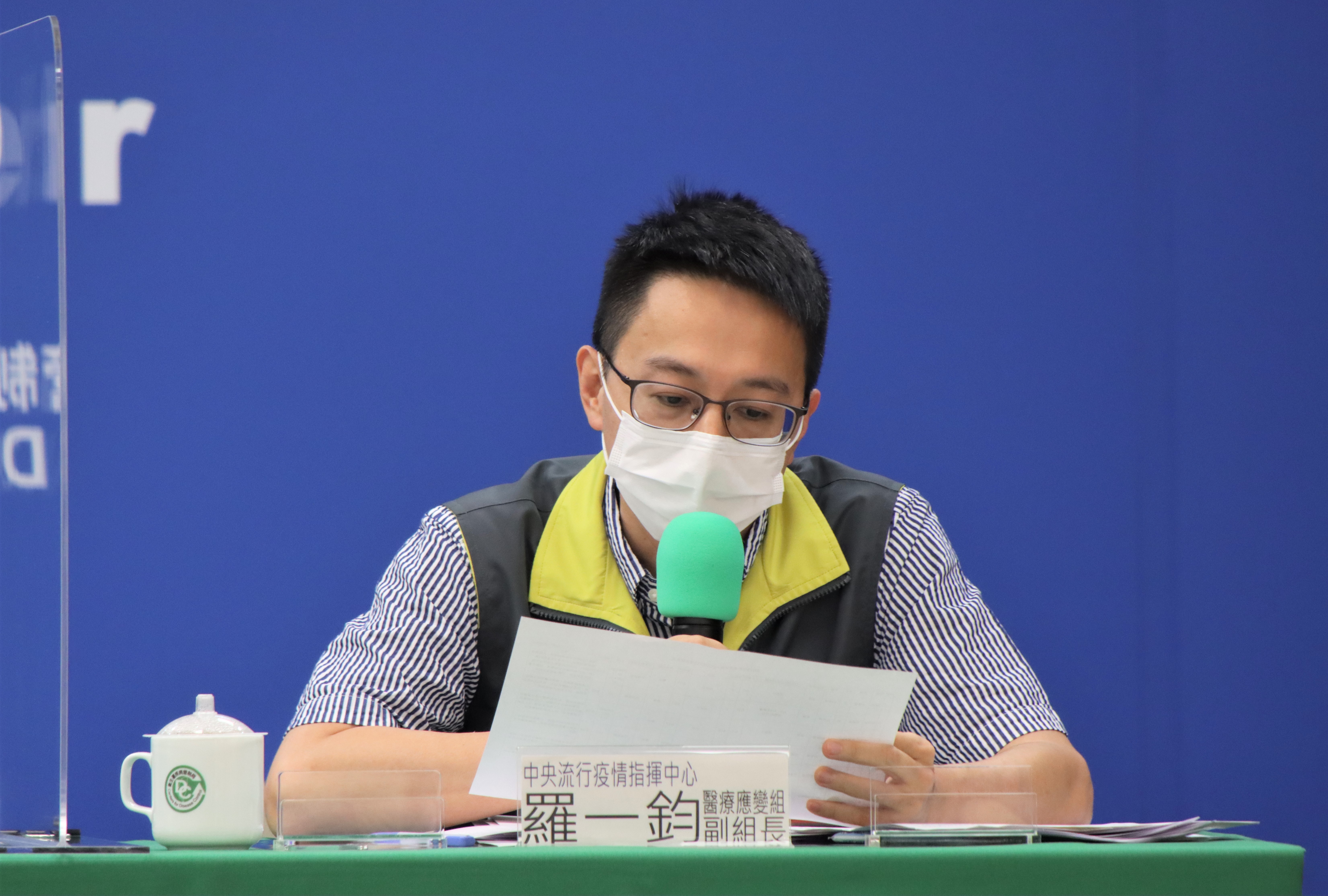 羅一鈞說明,境外移入接種疫苗情況。(指揮中心提供)