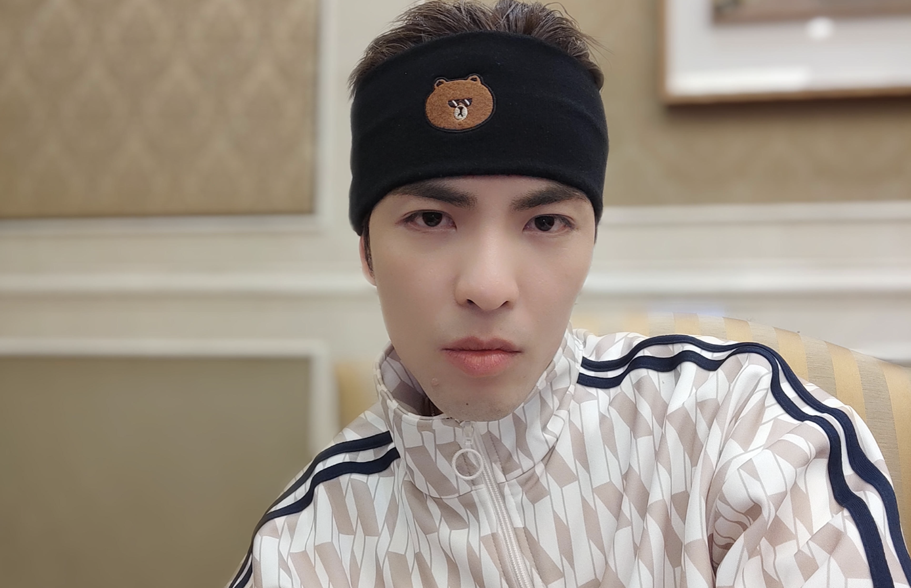 蕭敬騰直播誤按「修下巴」功能，讓他急著向粉絲解釋。（圖/喜鵲娛樂提供）