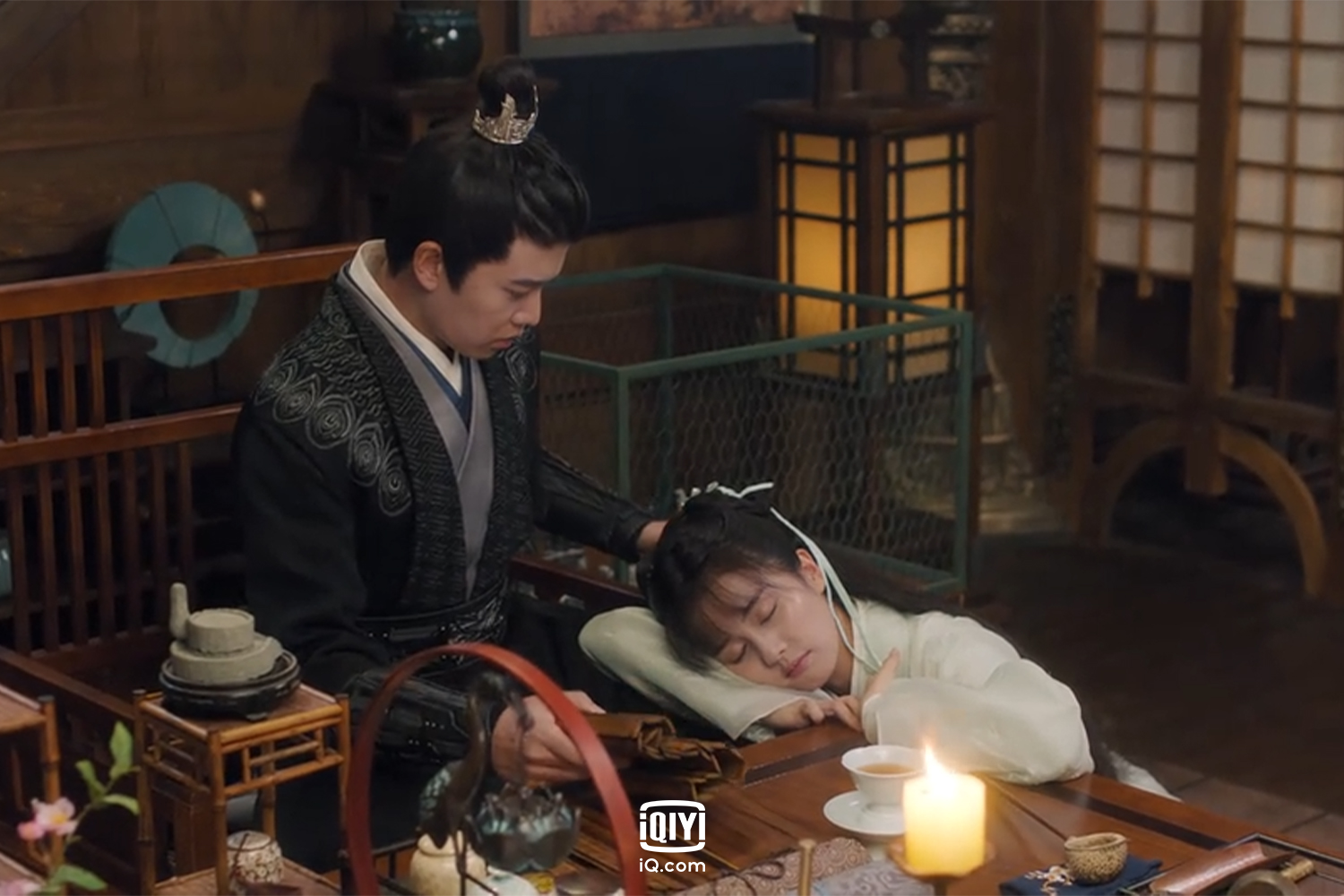 任嘉倫與白鹿合作《周生如故》，她枕在任嘉倫膝上睡著也在笑，令人心動。（愛奇藝國際站提供）