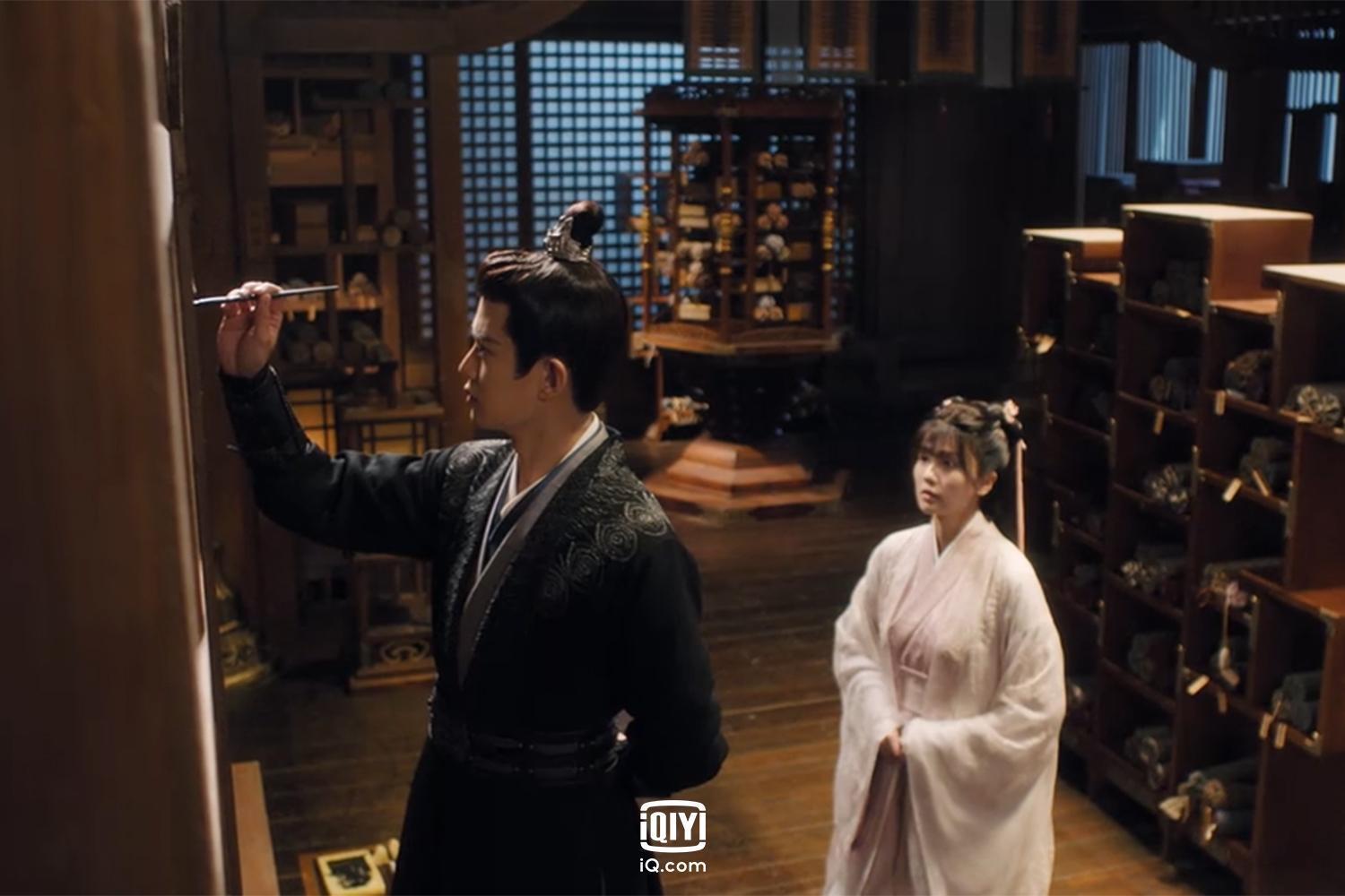 任嘉倫在《周生如故》飾演白鹿的老師,兩人由師徒之情產生男女情愫。(愛奇藝國際站提供)