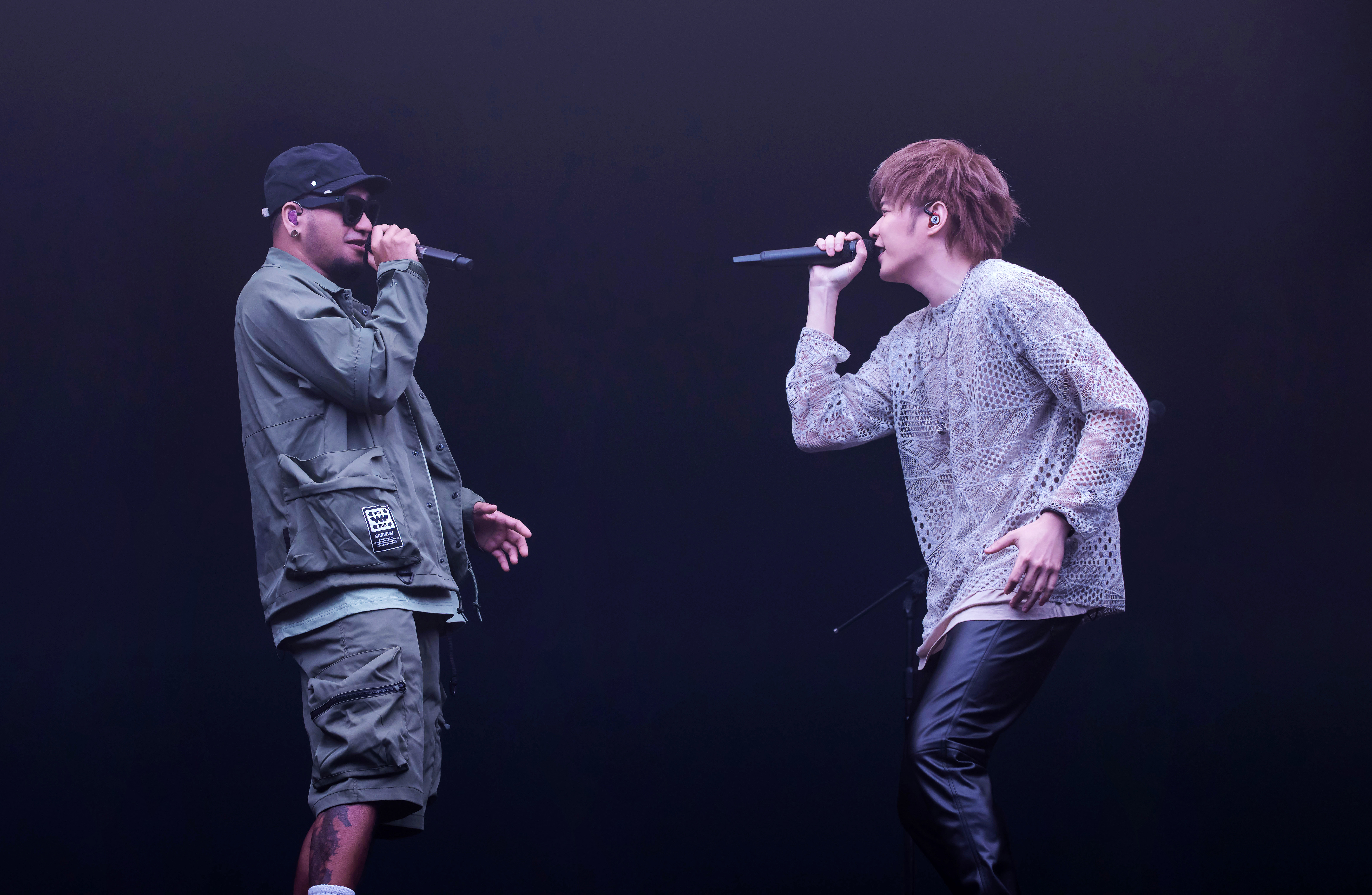 八三夭的演唱會壓軸嘉賓找來張震嶽，一起飆唱〈自由〉。（KKLIVE提供）