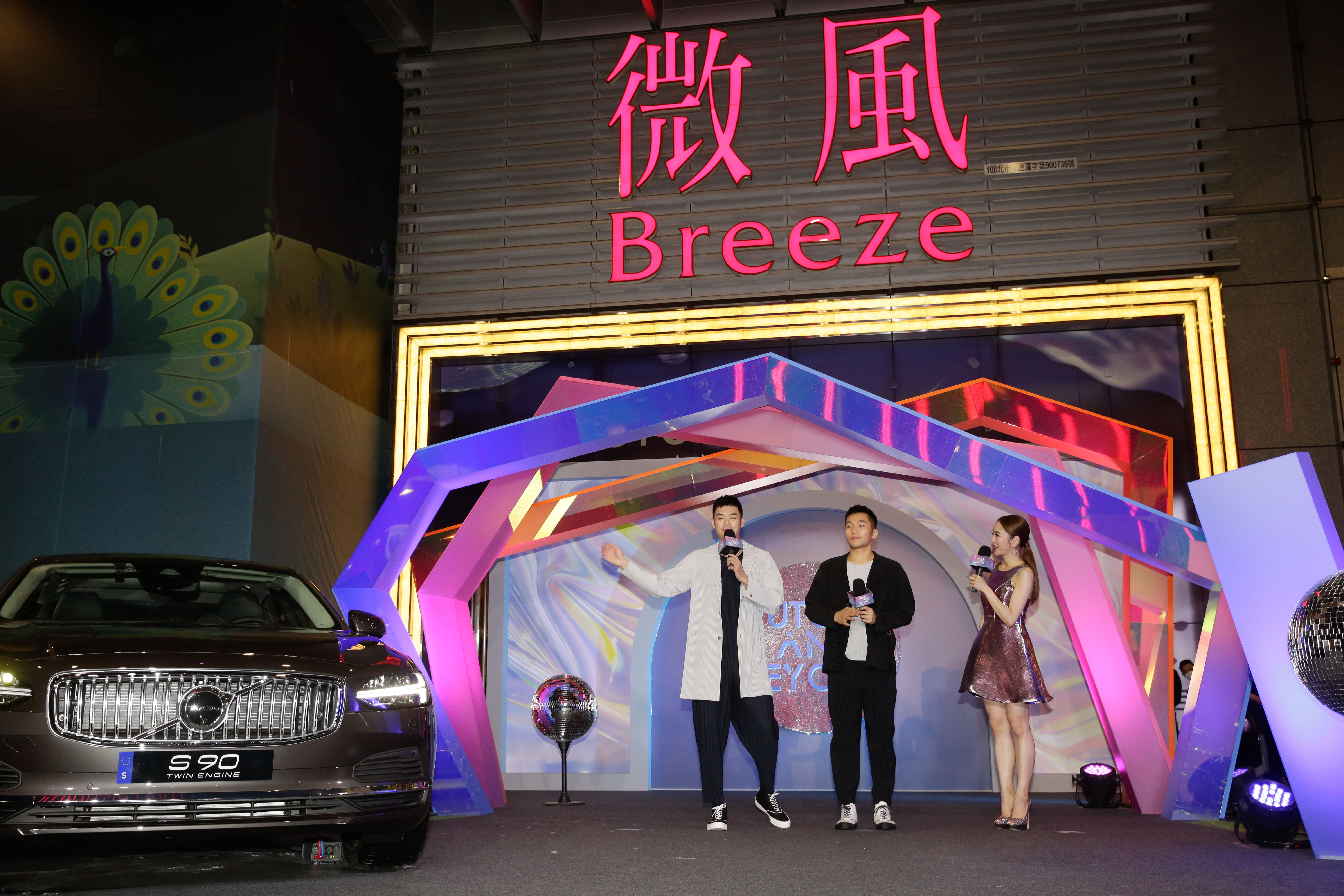 王齊麟（左）和李洋（中）選穿Homme Plissé Issey Miyake男裝，連袂走微風信義之夜紅毯，直呼：「比奧運比賽還緊張太多。」