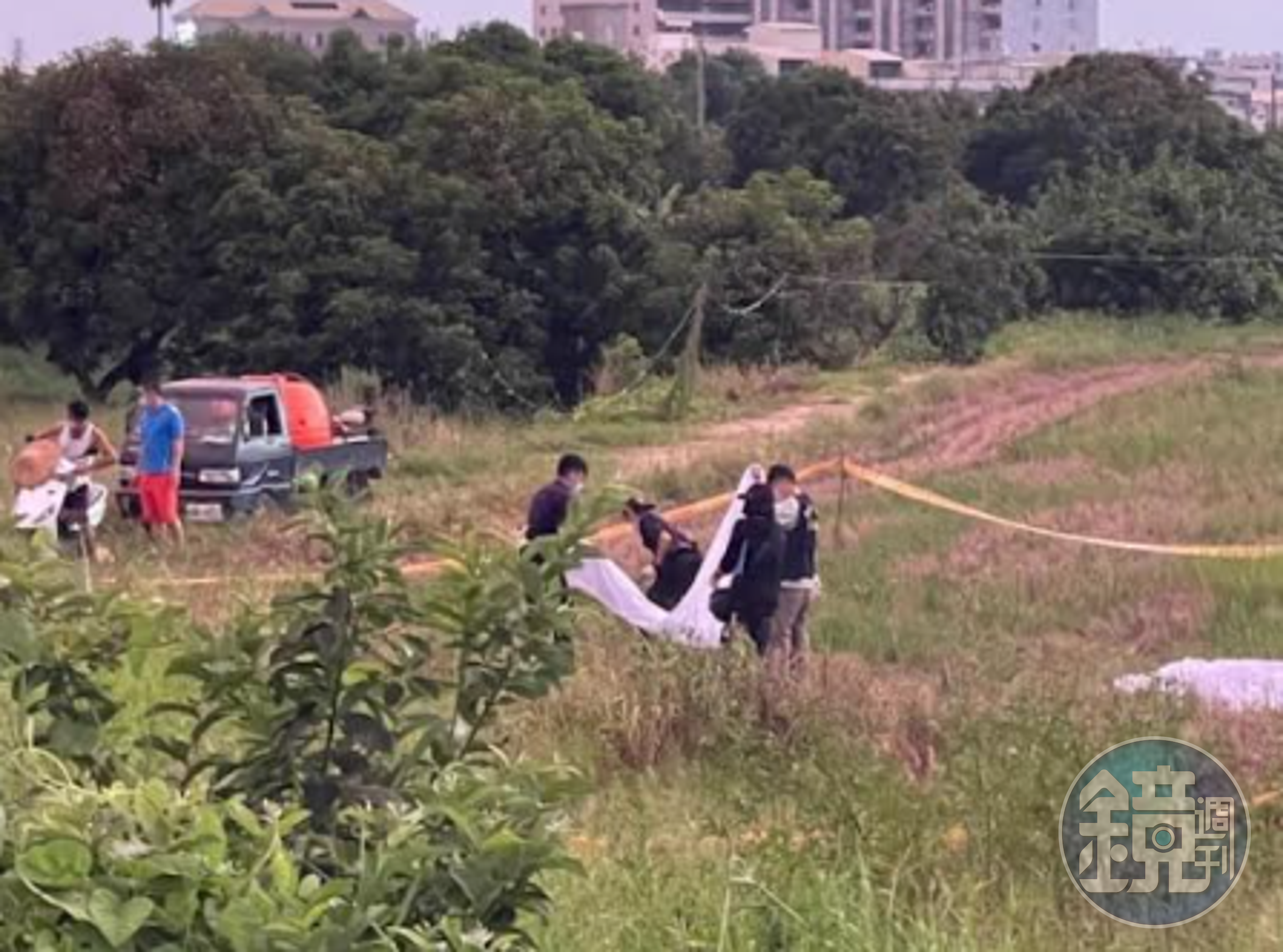 台南市新營客轉運站附近菜園發現一具男屍已腐爛發臭，疑遭野狗啃咬，斷成兩截。（翻攝我是鹽水人臉書）