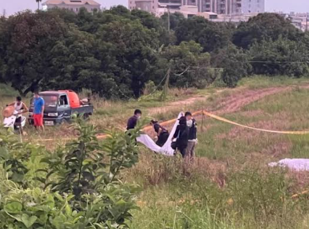 台南市新營客轉運站附近菜園發現一具男屍已腐爛發臭，疑遭野狗啃咬，斷成兩截。（翻攝我是鹽水人臉書）