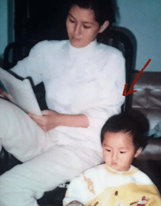 吳秀芹獨自扶養吳亦凡長大，「有耳工作室」將吳亦凡的變態歸咎於原生家庭的畸形。（翻攝自知乎）