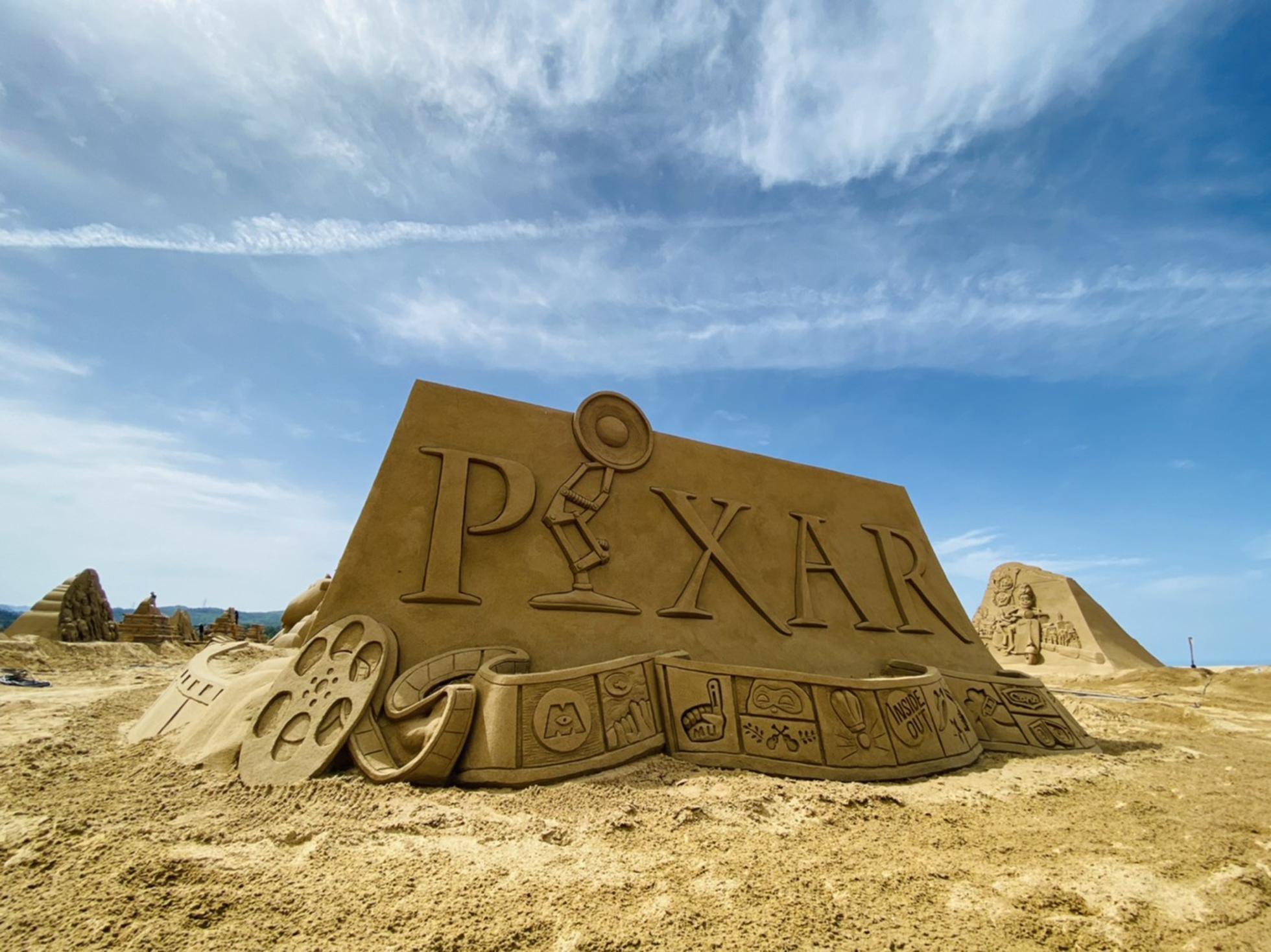 皮克斯經典Logo《PIXAR》由沙雕師周聖強負責創作。(福容大飯店提供)