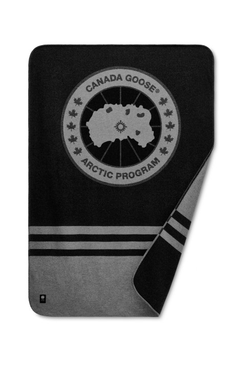 Heavyweight Blanket北境風情純羊毛披毯 NT$19,800 Canada Goose。(Canada Goose提供)
