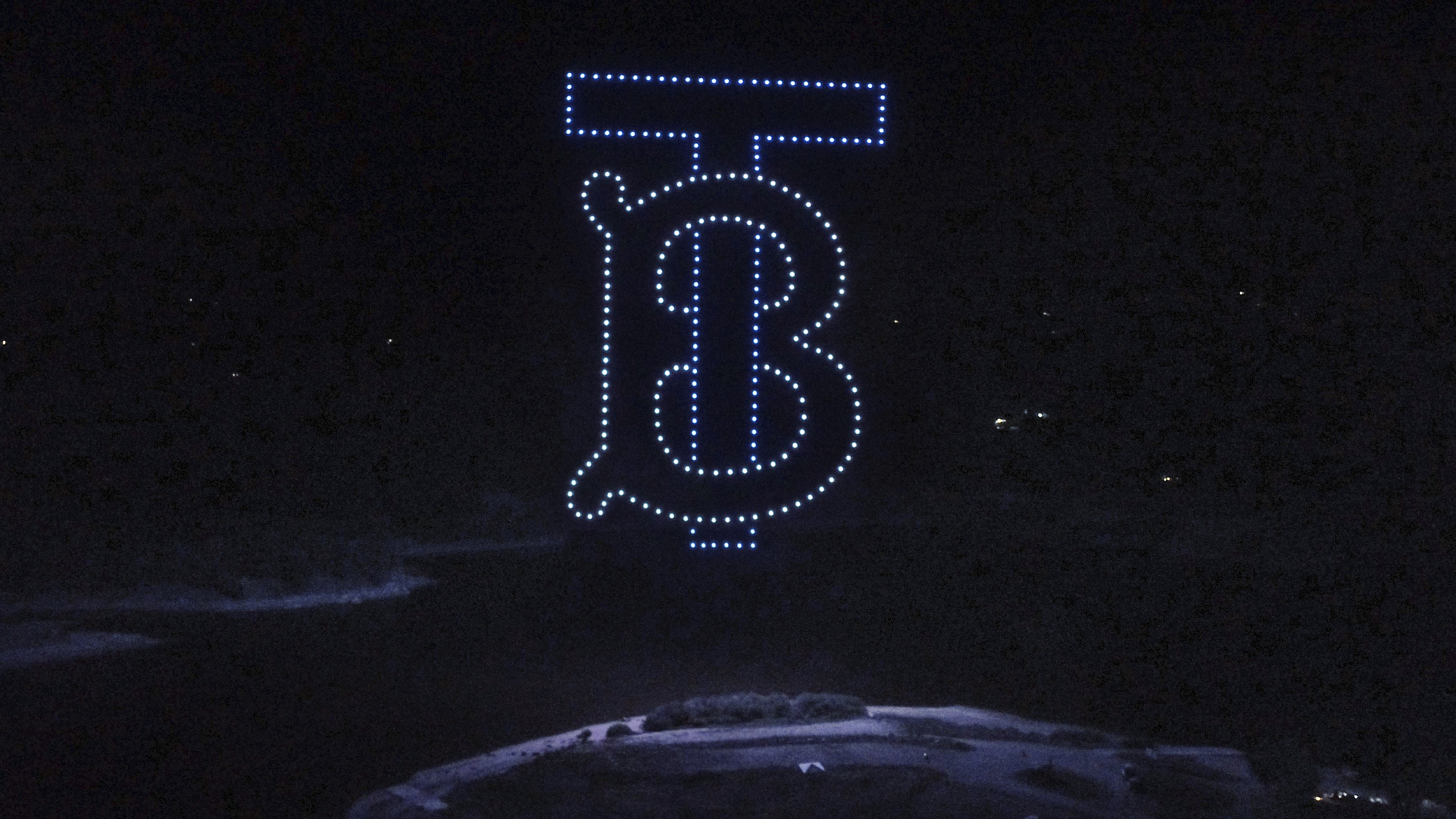 在美國科羅拉多州泰勒保護公園,發光的無人機排列成巨大的TB字樣。(BURBERRY提供)