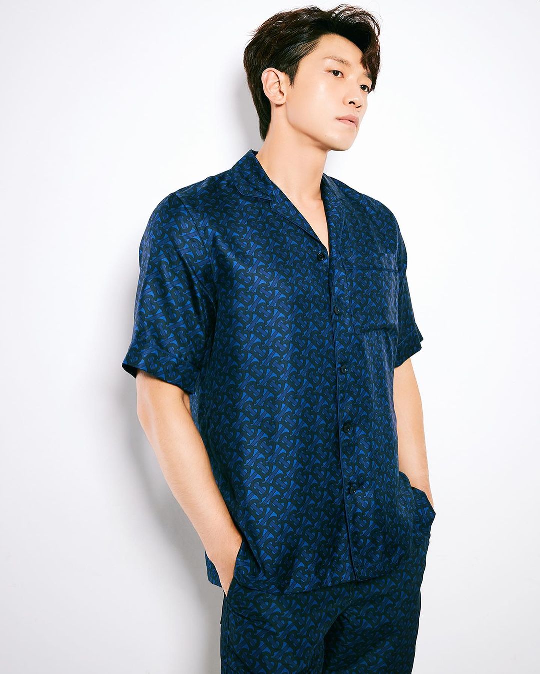 韓流始祖Rain身穿TB夏季花押字深皇家藍系列。(翻攝自Rain IG)
