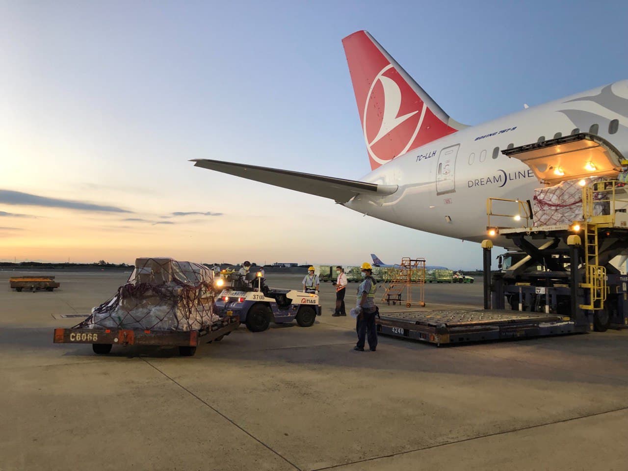 捷克捐贈台灣3萬劑莫德納（Moderna）疫苗，昨日傍晚順利抵達桃園機場。（翻攝自外交部官網）