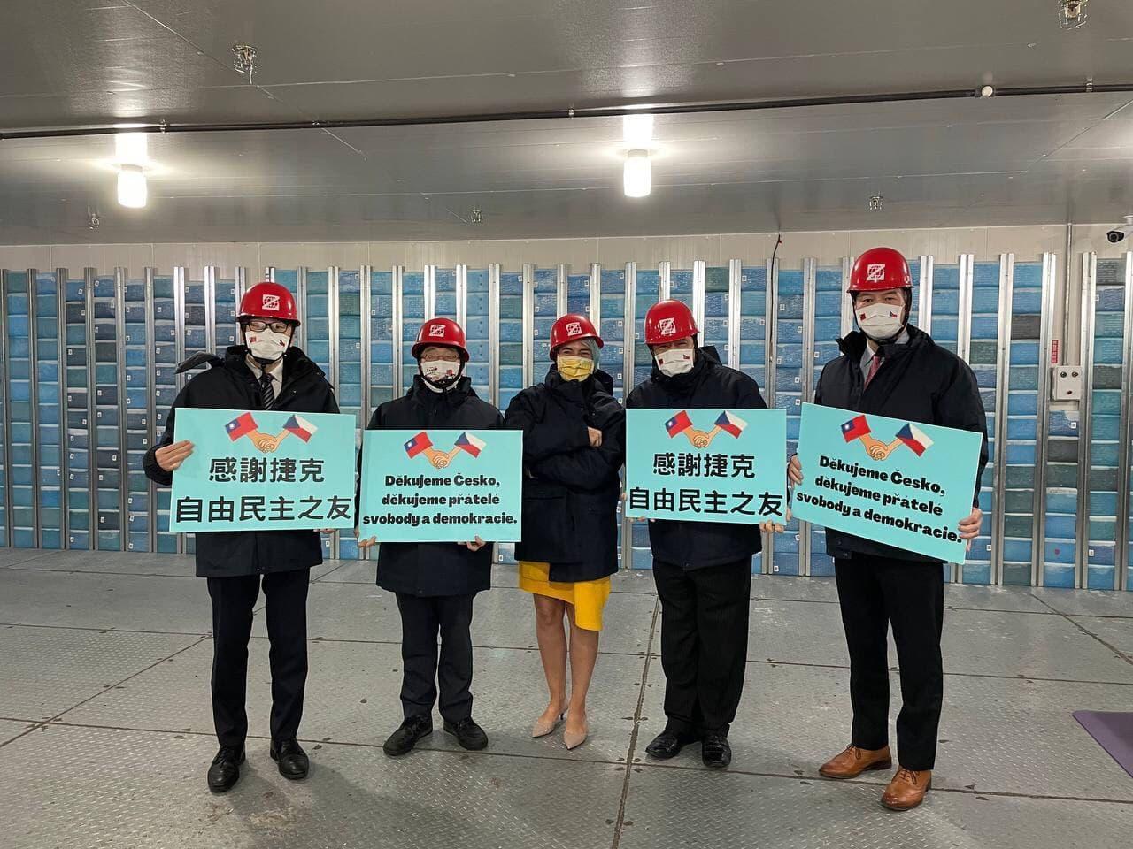 台灣的人員與捷克駐台代理代表唐迪(中)在零下20度的冷鏈儲存庫合影。(翻攝自外交部官網)