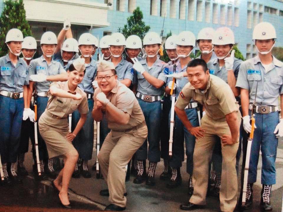 海軍中校喻希豪(前右)十分活耀,曾與海軍儀隊一起參與電視節目錄影。(翻攝喻希豪臉書)