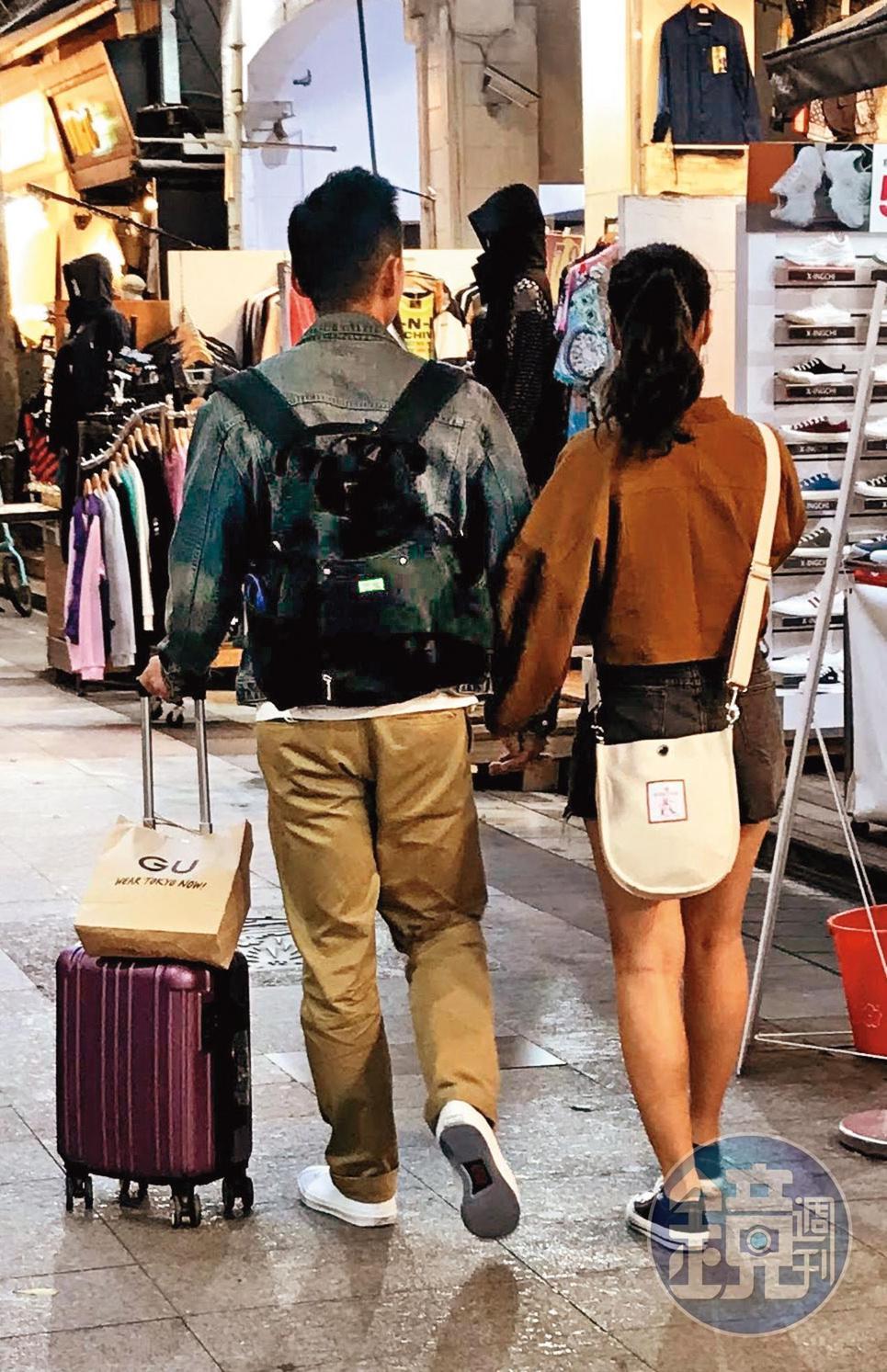 已婚的喻希豪（左）與蕭姓女下士（右）手牽手逛街，宛如熱戀中的情侶。（讀者提供）