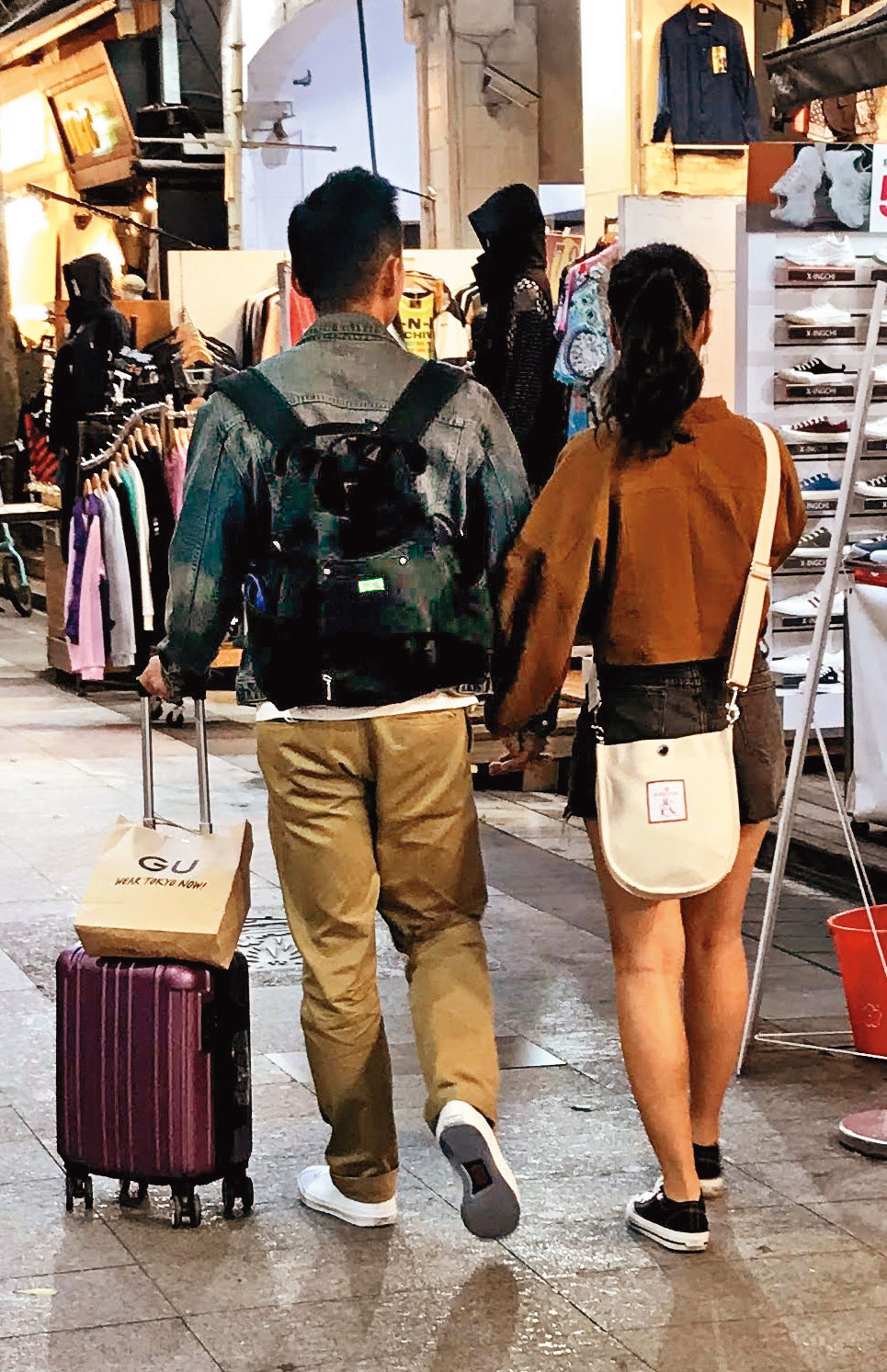 已婚的喻希豪（左）與蕭姓女下士（右）手牽手逛街，宛如熱戀中的情侶。（讀者提供）